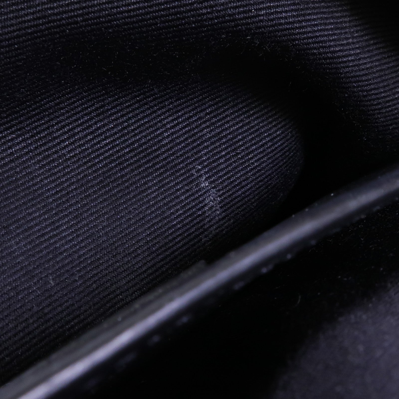 YVES SAINT LAURENT 牛皮皮革Niki Baby銀扣鏈帶肩背袋