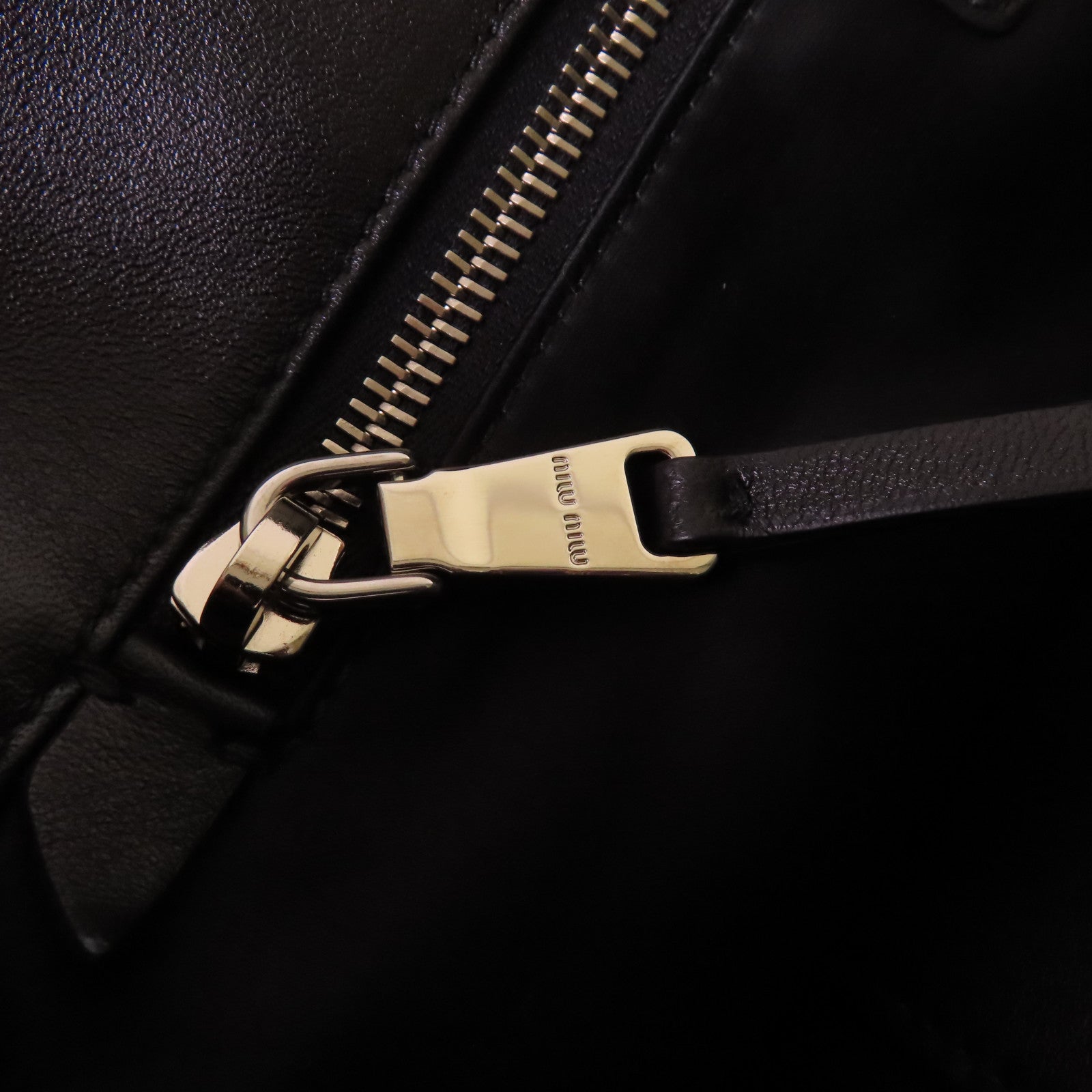 Miu Miu 牛皮皮革Matelasse Shoulder Bag金扣肩背袋黑色
