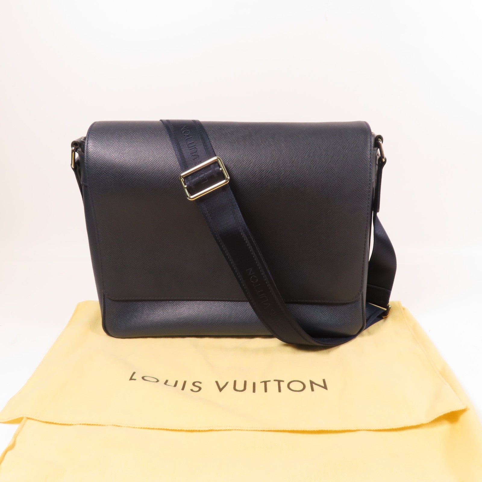 LOUIS VUITTON 【激減優惠】Taiga Roman MM銀扣肩背袋深藍色
