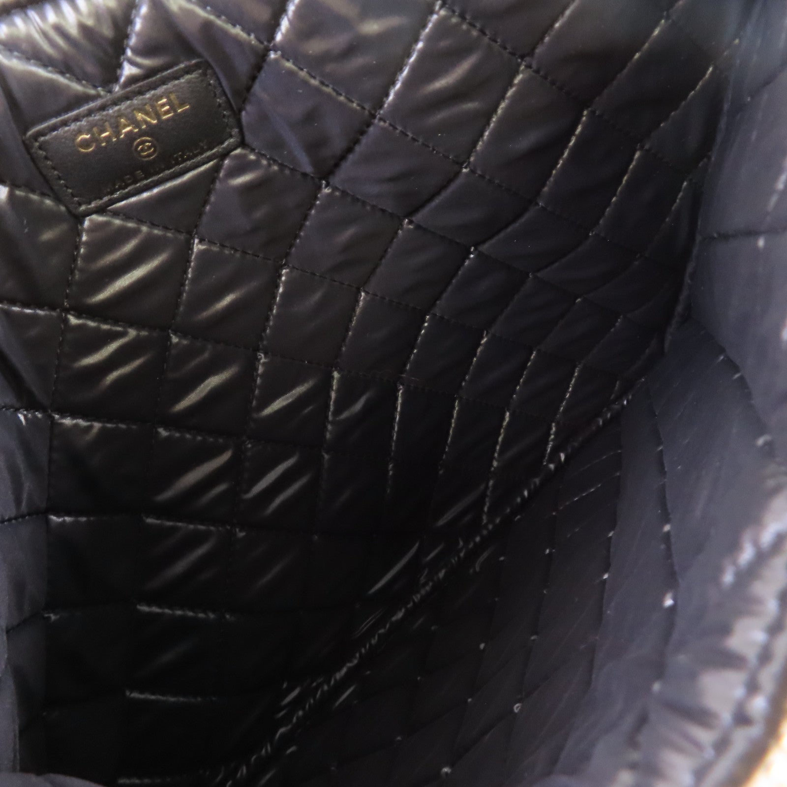 CHANEL 牛皮皮革Pouch金扣手拿包黑色/金色