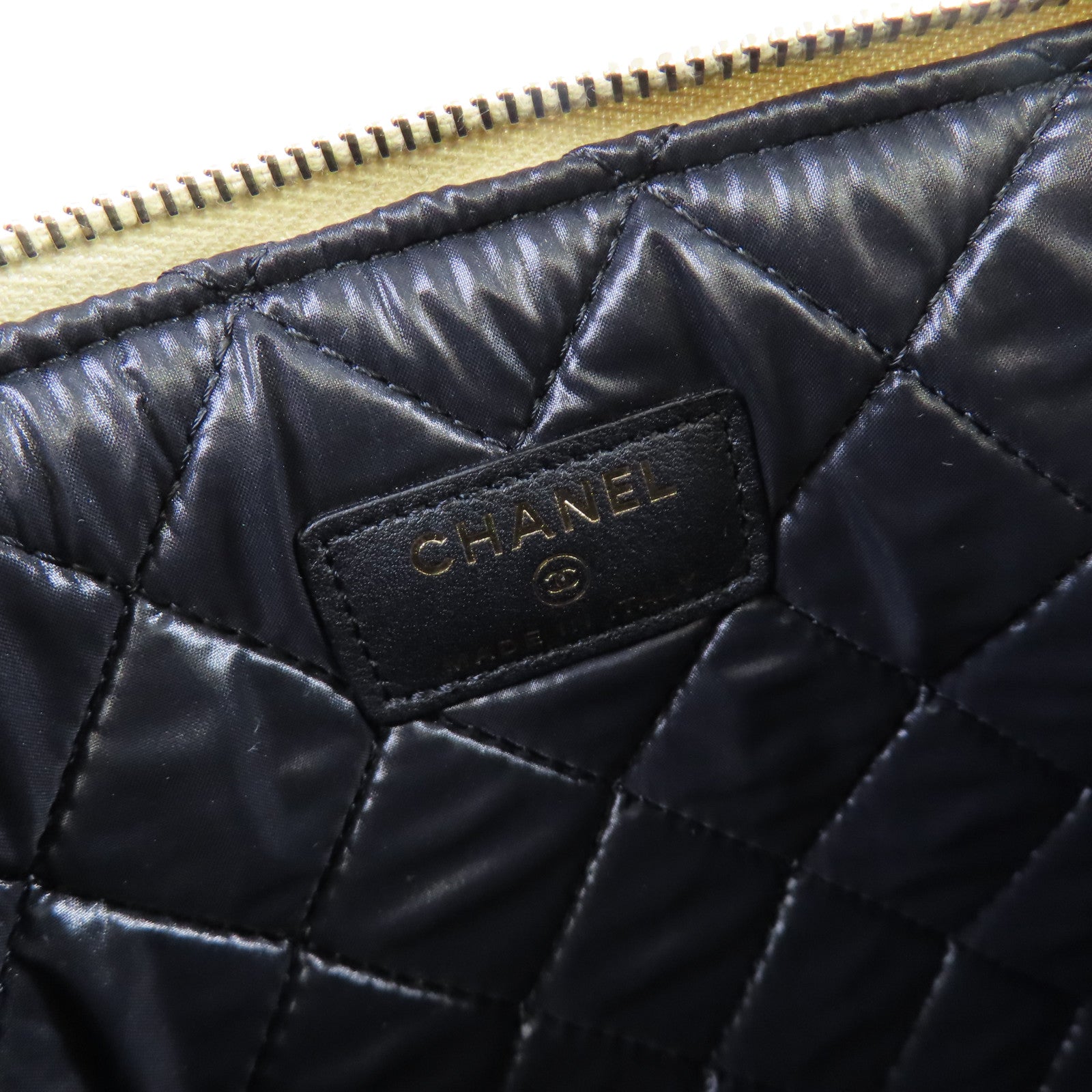 CHANEL 牛皮皮革Pouch金扣手拿包黑色/金色