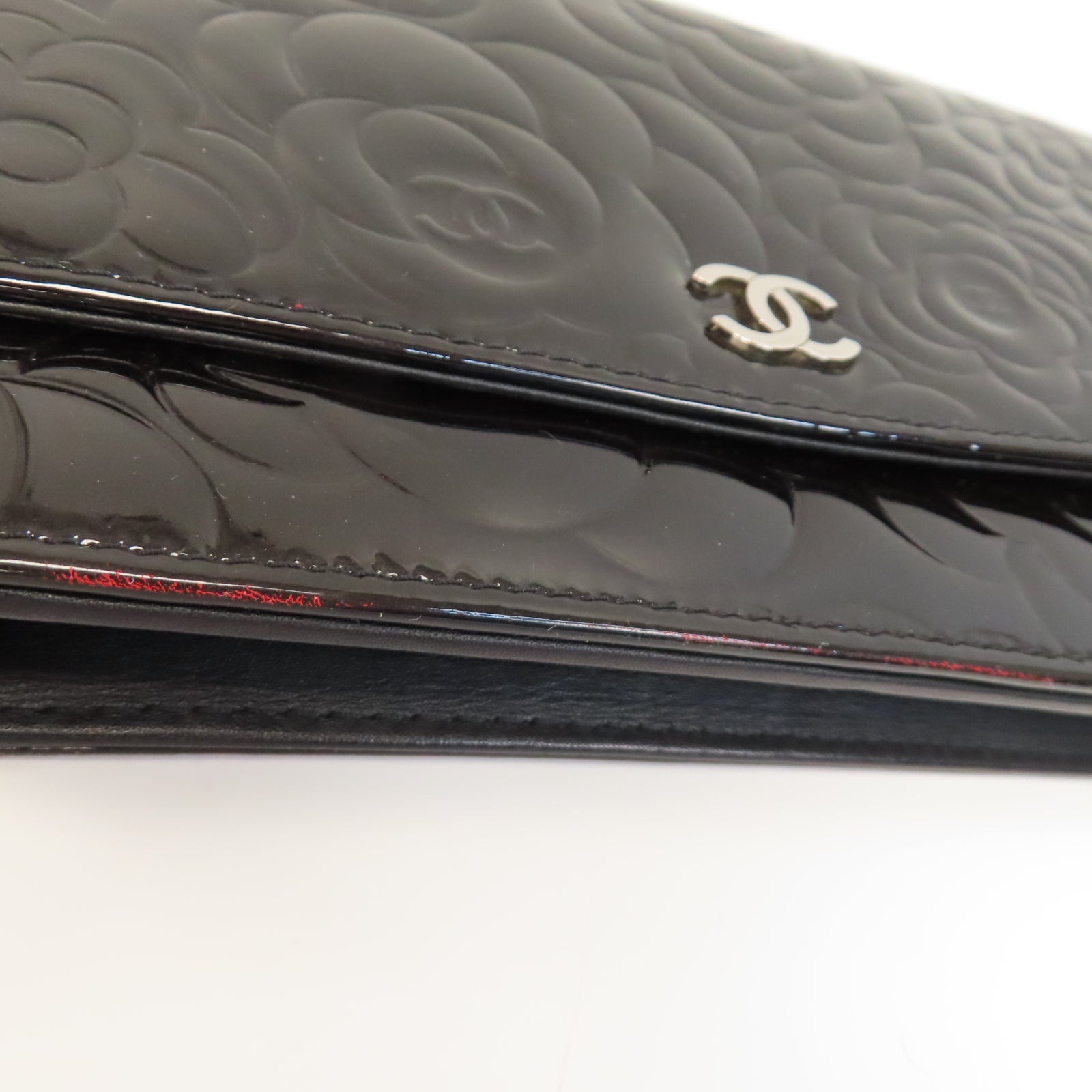 CHANEL 漆皮皮革Camellia Wallet On Chain銀扣鏈帶肩背袋黑色