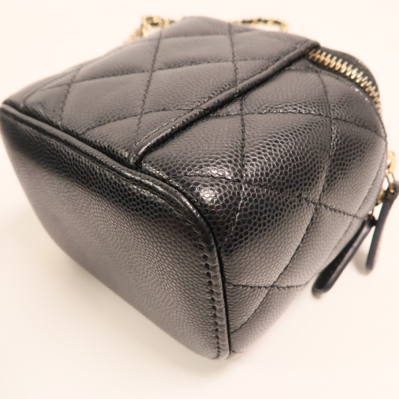 CHANEL 牛皮皮革Vanity Case金扣鏈帶肩背袋