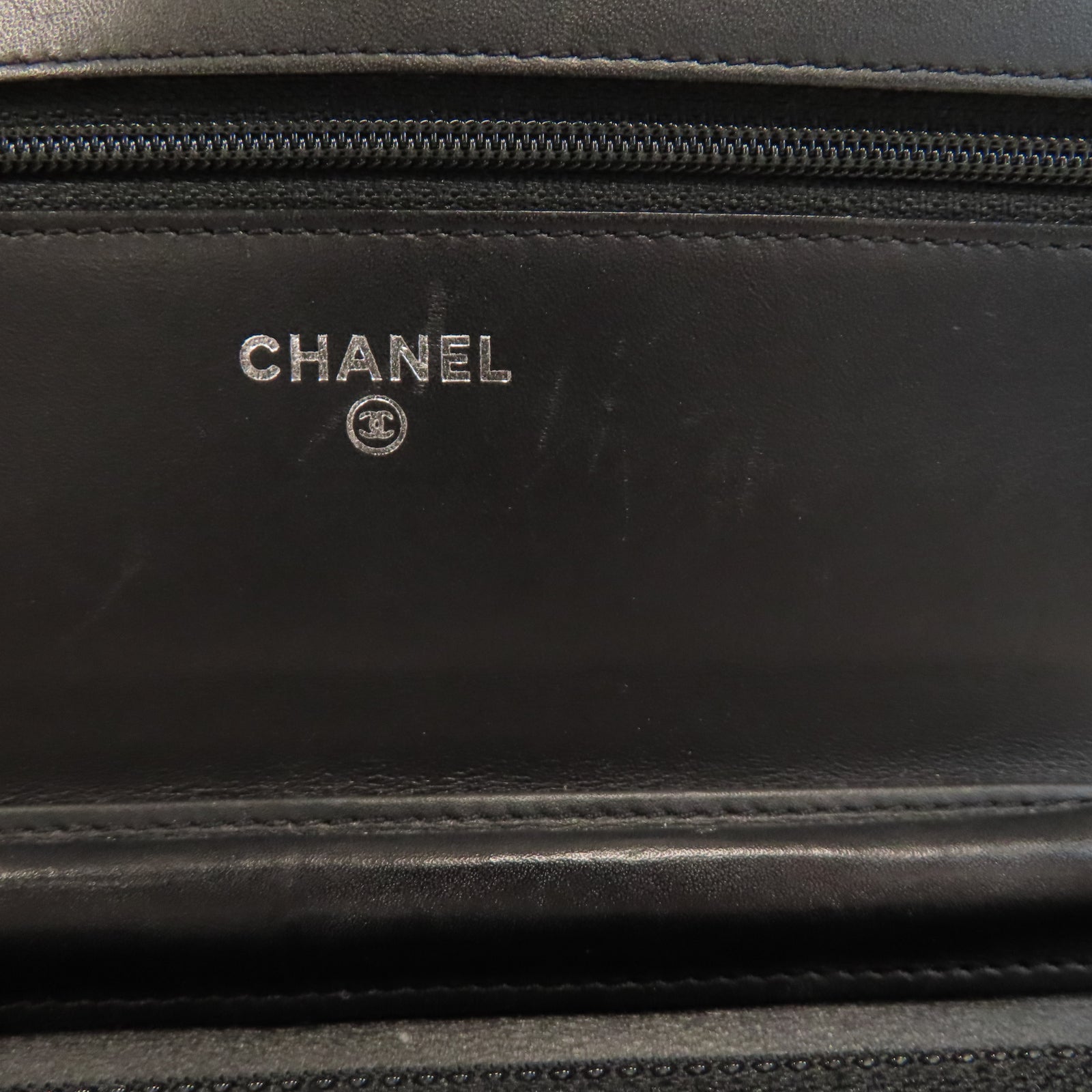 CHANEL 漆皮皮革Camellia Wallet On Chain銀扣鏈帶肩背袋黑色