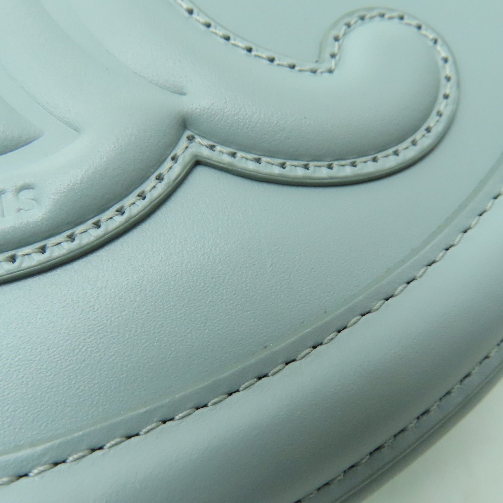 CELINE 牛皮皮革Cuir Triomphe金扣肩背袋淺藍色
