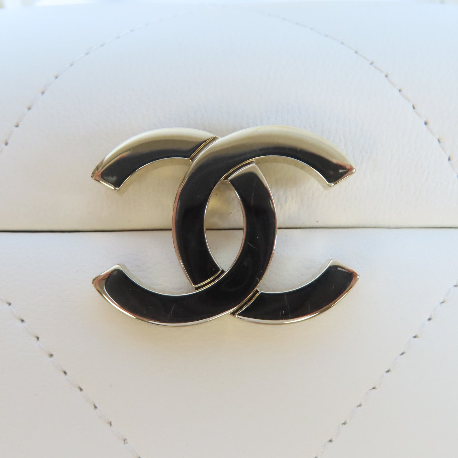 CHANEL 菱格羊皮皮革Vanity Case金扣手挽肩背兩用袋白色