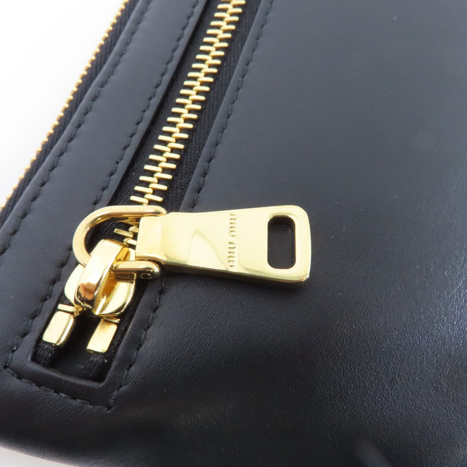 Miu Miu 牛皮皮革Clutch Bag金扣手拿包黑色