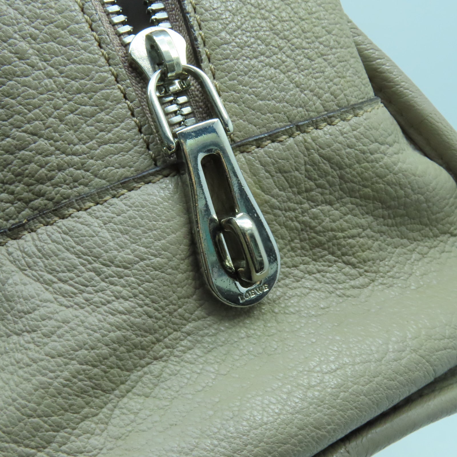 LOEWE **【激減優惠】牛皮皮革Handbag銀扣手挽袋灰色