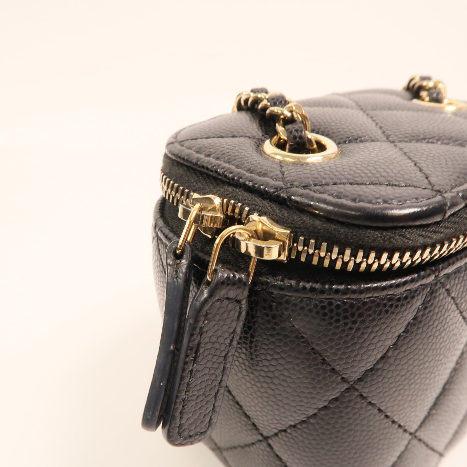 CHANEL 牛皮皮革Vanity Case金扣鏈帶肩背袋