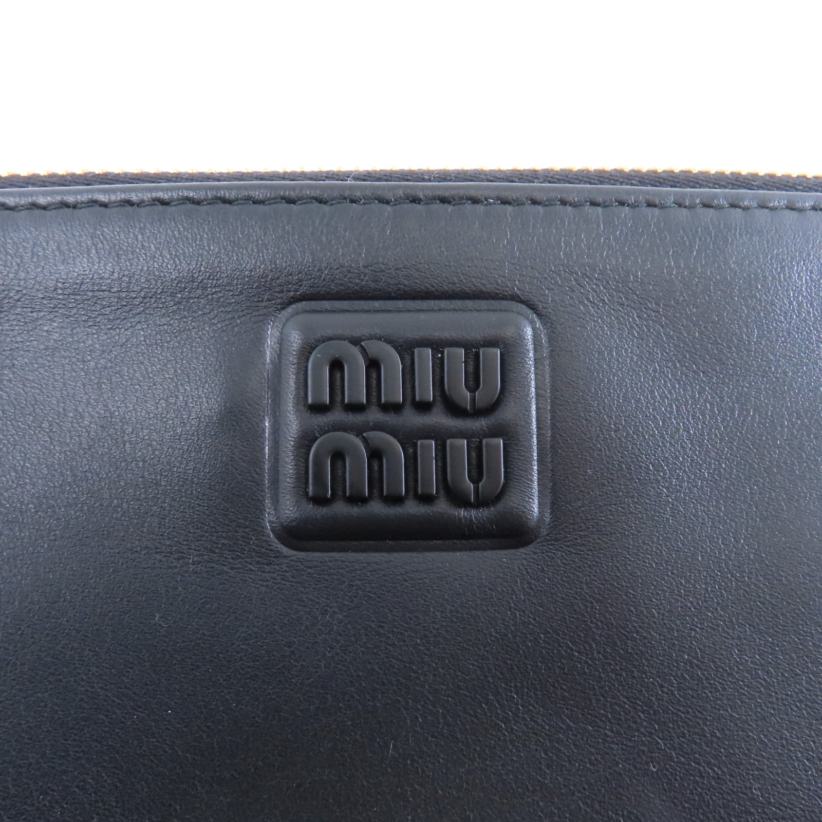 Miu Miu 牛皮皮革Clutch Bag金扣手拿包黑色