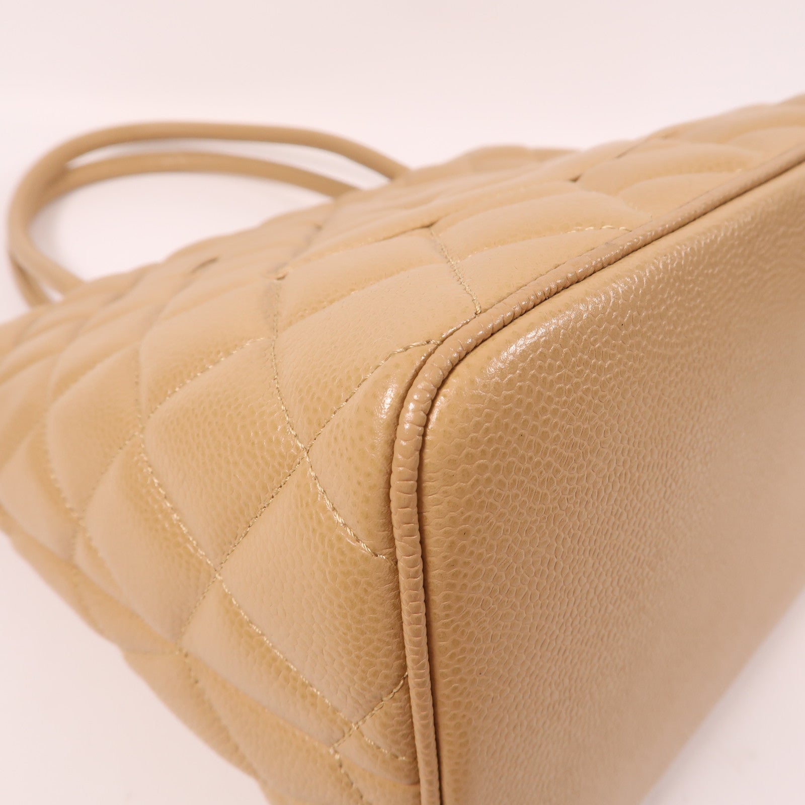 CHANEL 菱格Caviar皮革Shoulder Bag金扣肩背袋米色