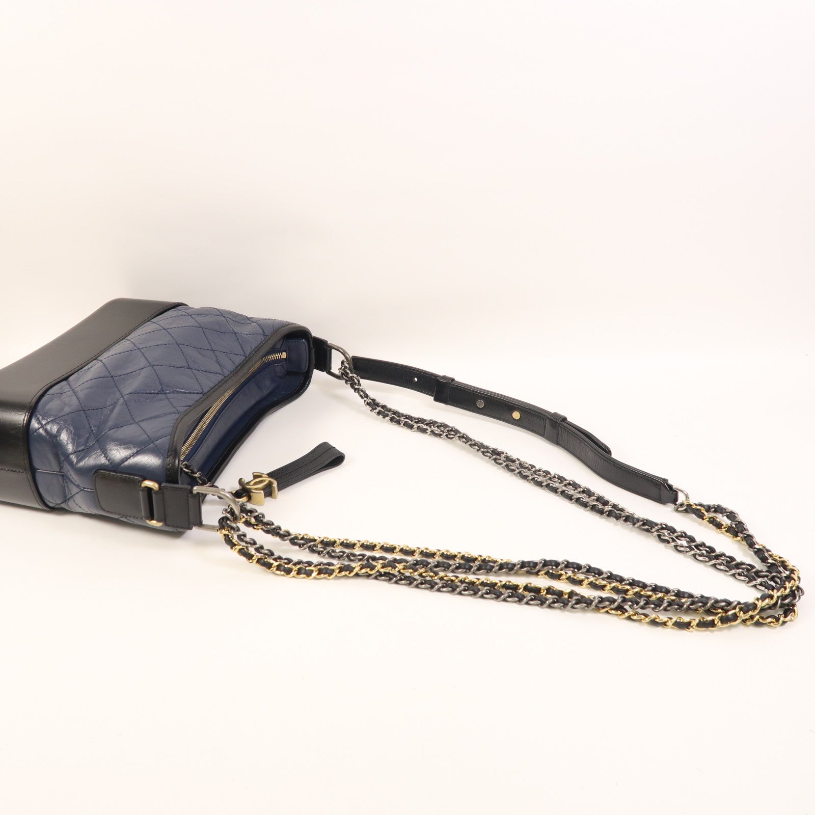 CHANEL 牛皮皮革Gabrielle Medium鏈帶肩背袋