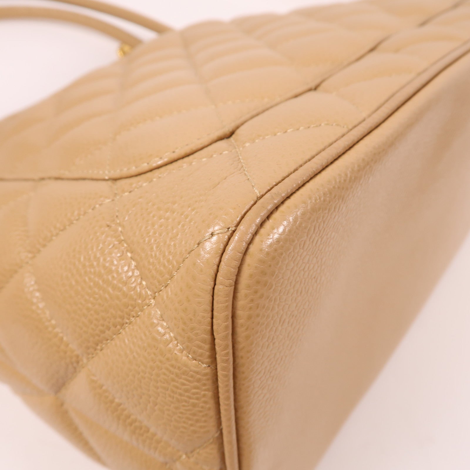 CHANEL 菱格Caviar皮革Shoulder Bag金扣肩背袋米色