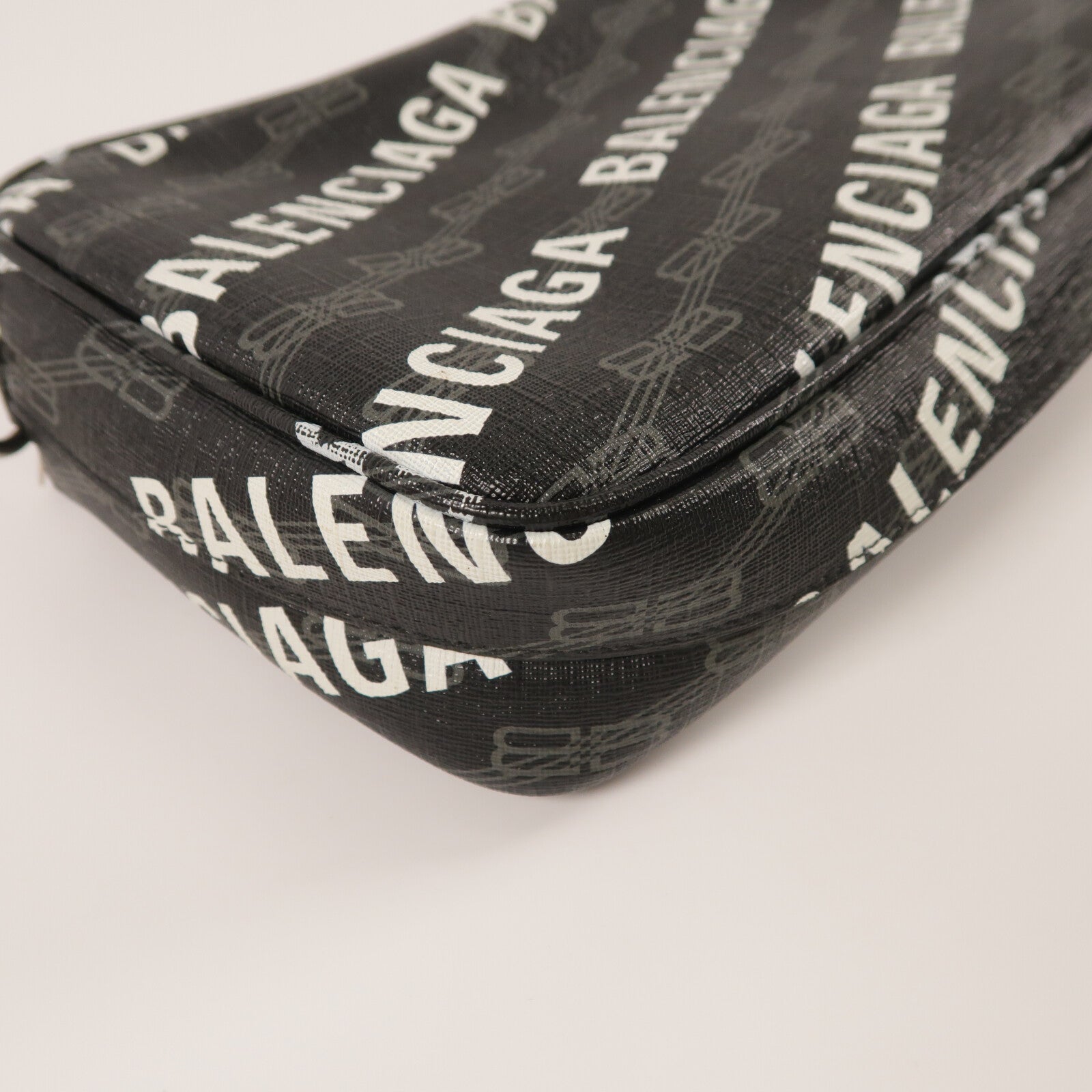 BALENCIAGA 牛皮皮革BB Monogram Signature Camera Bag肩背袋
