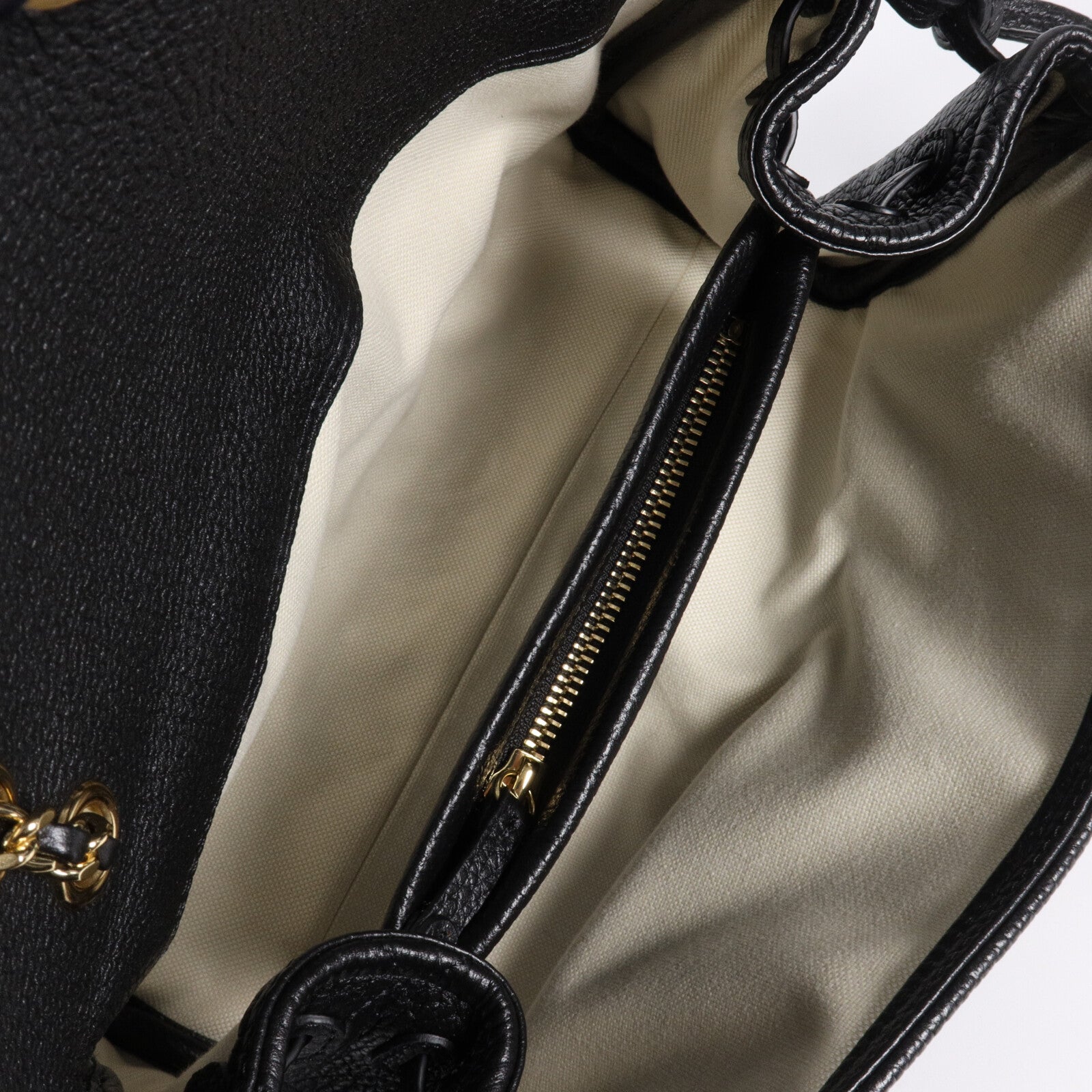 CHANEL 牛皮皮革Chain Baguette Bag鏈帶肩背袋