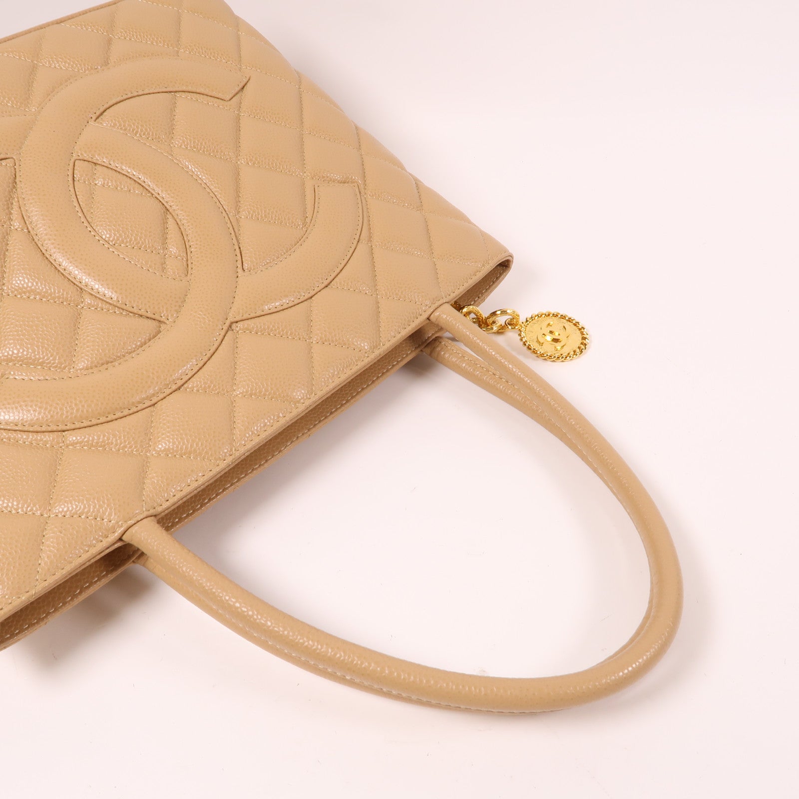 CHANEL 菱格Caviar皮革Shoulder Bag金扣肩背袋米色