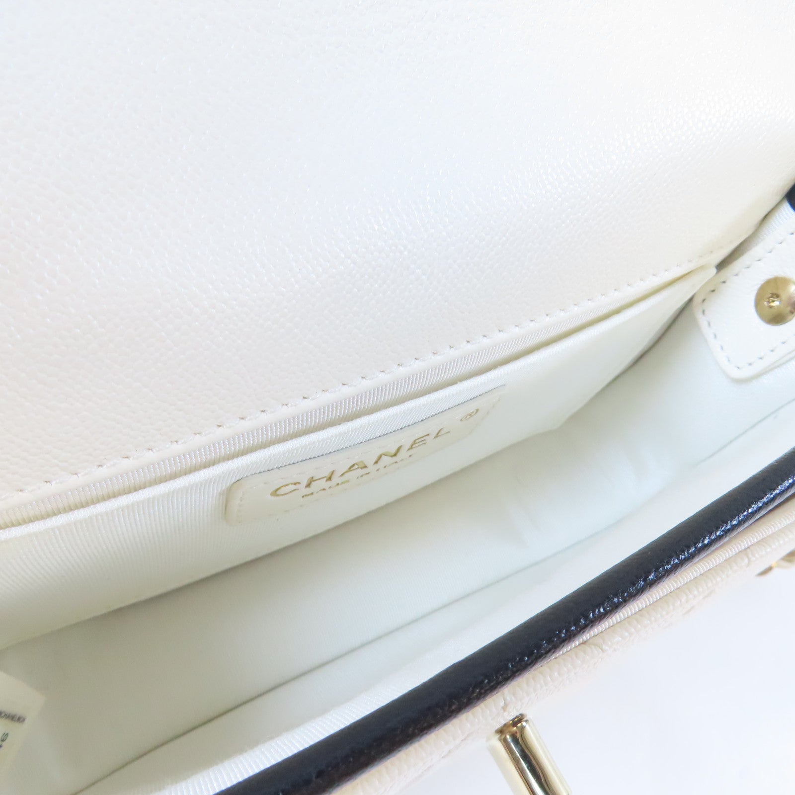 CHANEL 菱格牛皮皮革Mini Bag金扣肩背袋黑色/白色
