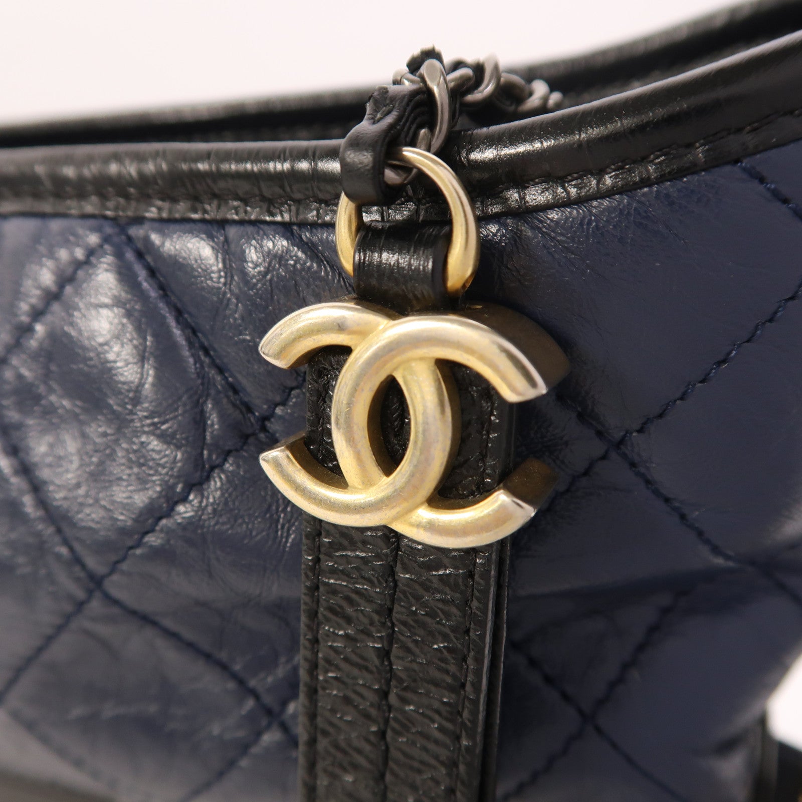 CHANEL 牛皮皮革Gabrielle Medium鏈帶肩背袋