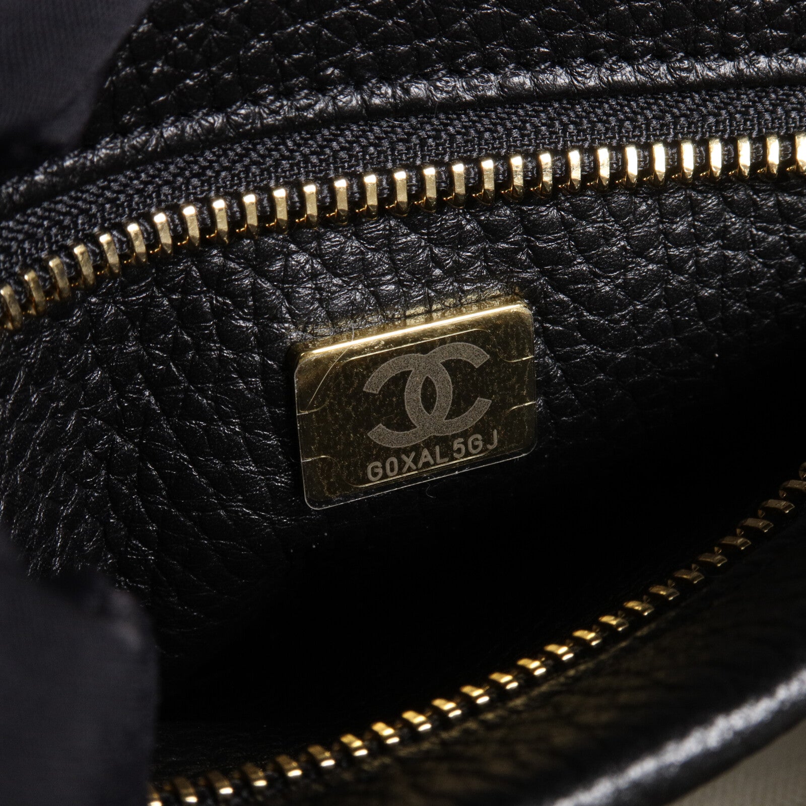 CHANEL 牛皮皮革Chain Baguette Bag鏈帶肩背袋
