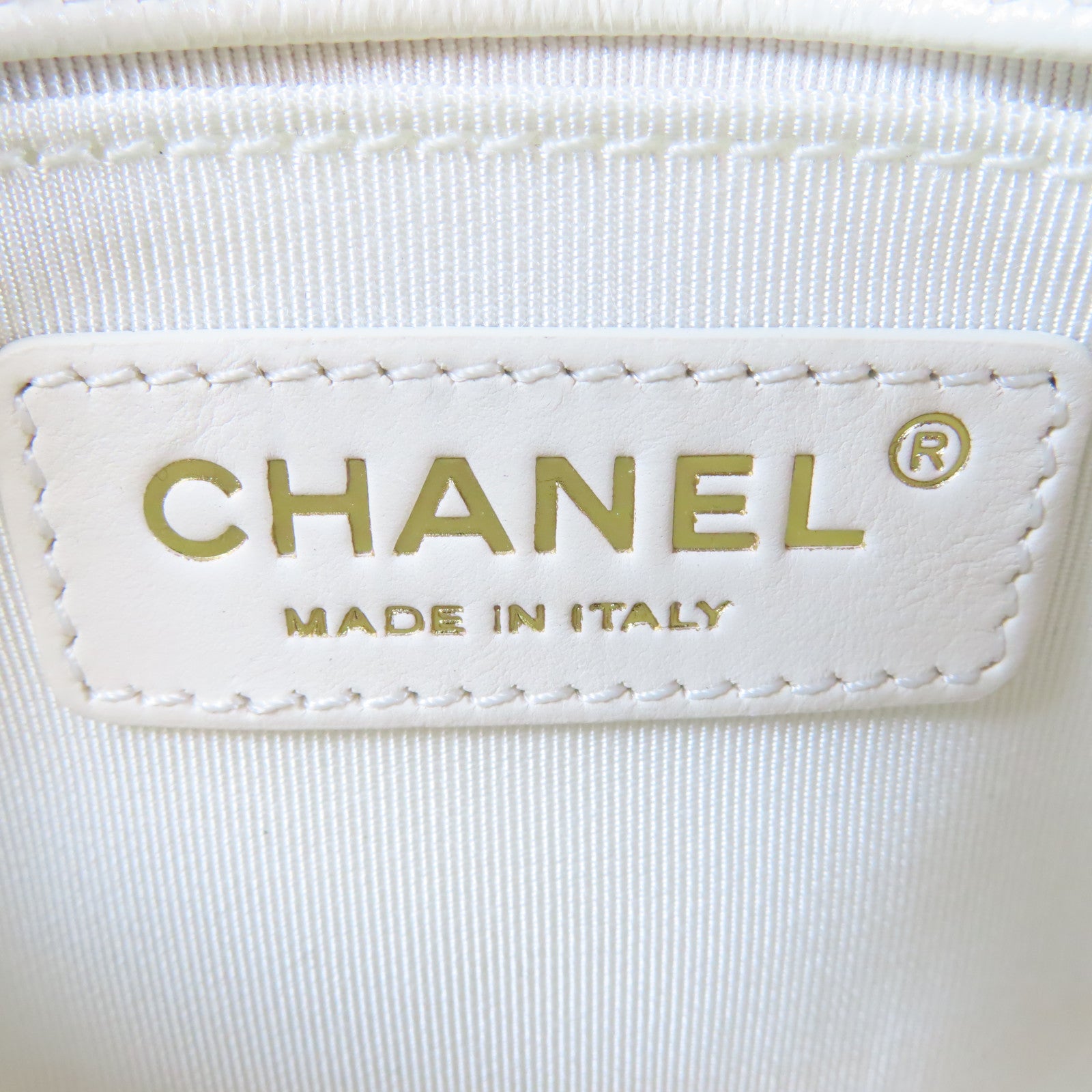CHANEL 菱格牛皮皮革Mini Bag金扣肩背袋黑色/白色