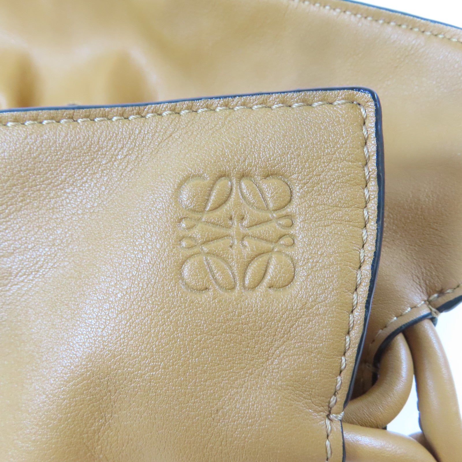 LOEWE 牛皮皮革Flamenco金扣肩背袋啡色