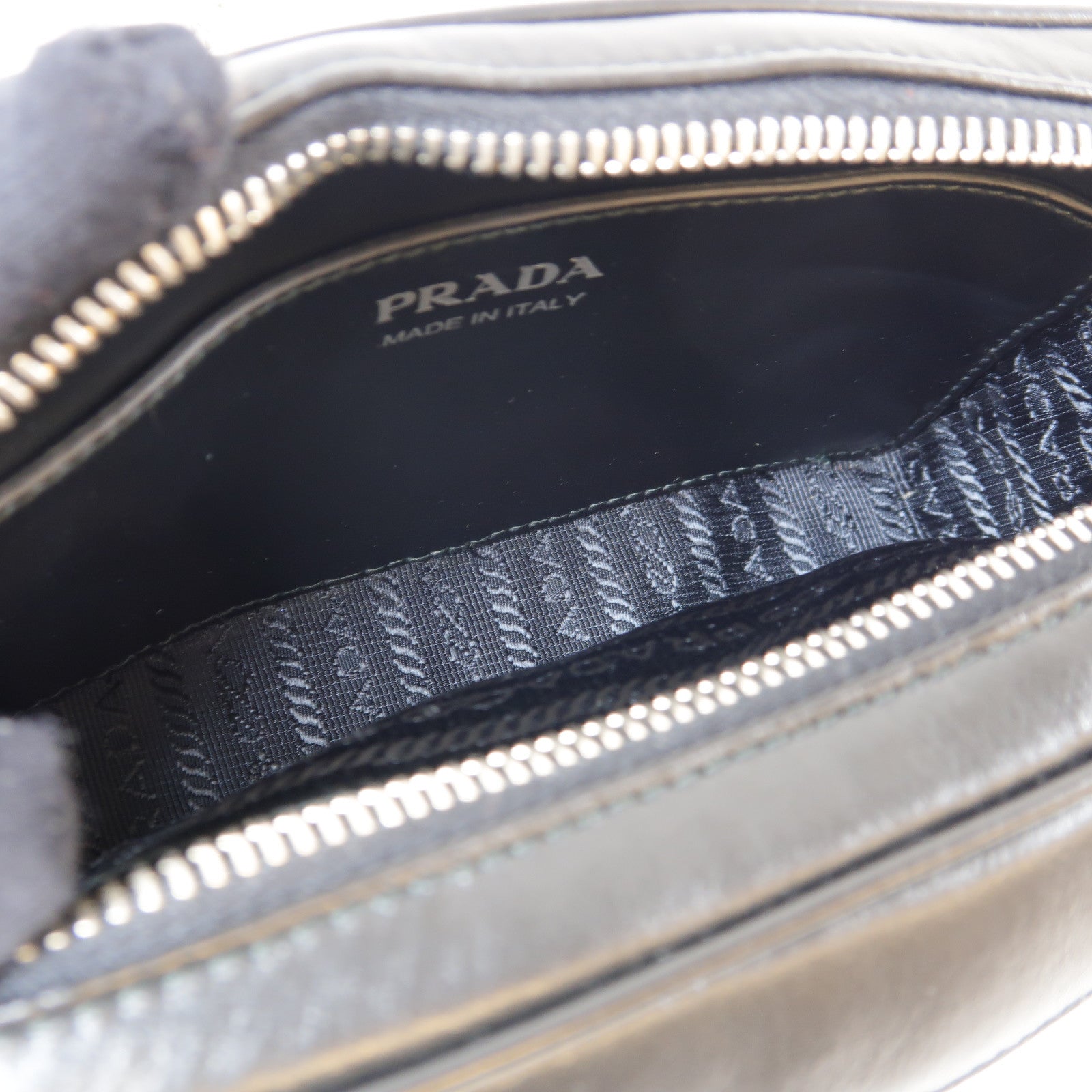 PRADA 牛皮皮革Shoulder Bag銀扣鏈帶肩背袋黑色