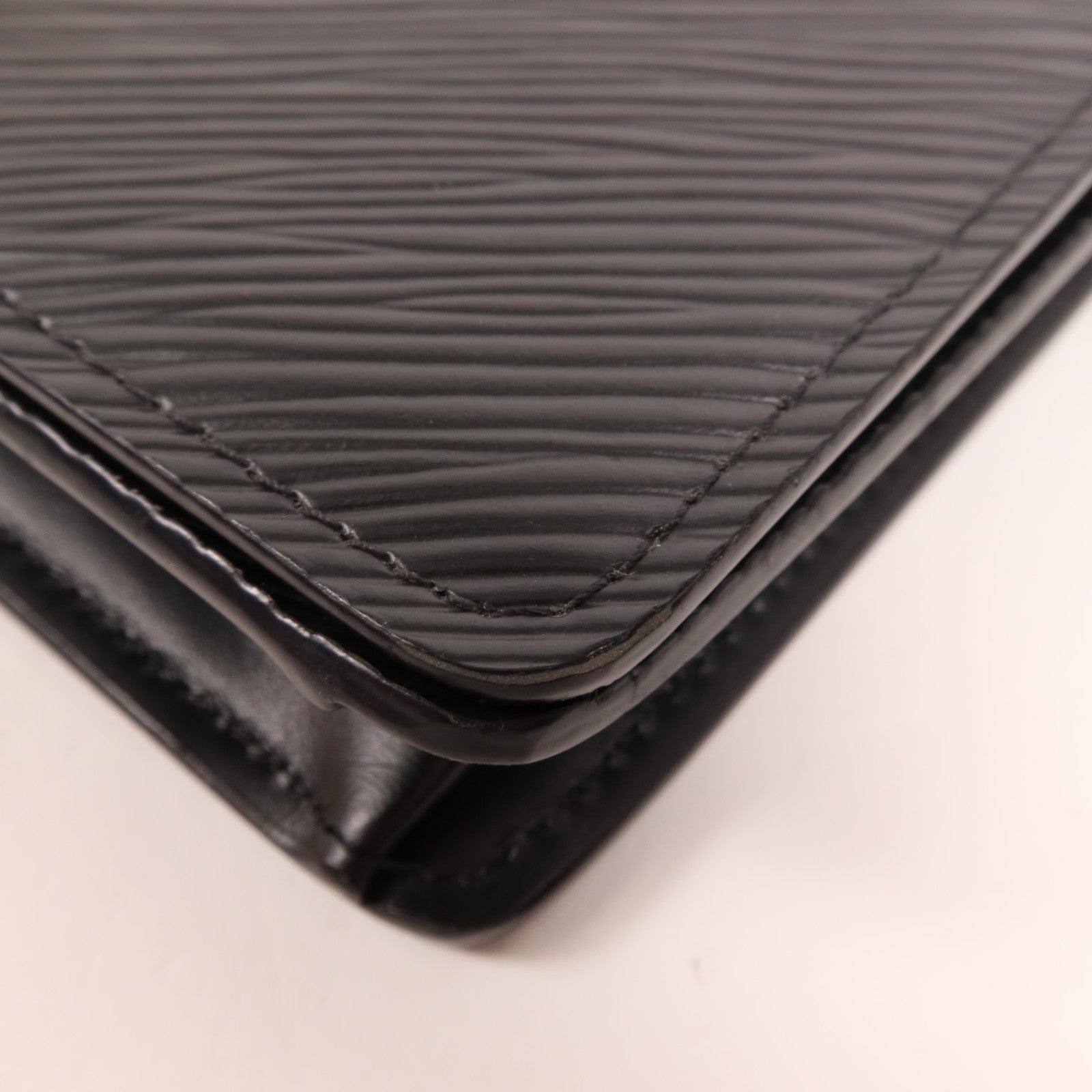 LOUIS VUITTON Epi Twist Shoulder Bag金扣鏈帶肩背袋