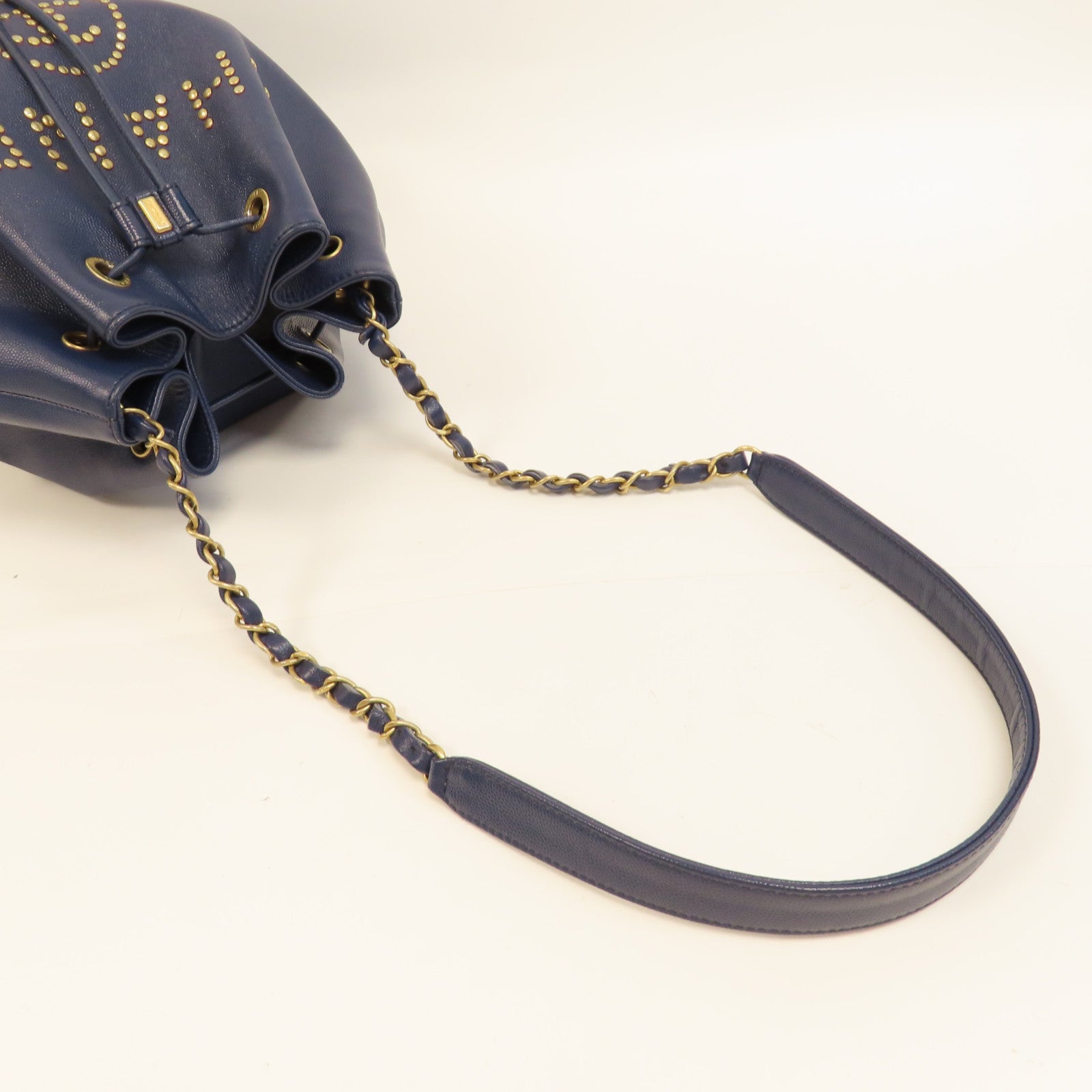 CHANEL Caviar皮革Bucket Bag金扣鏈帶肩背袋藍色