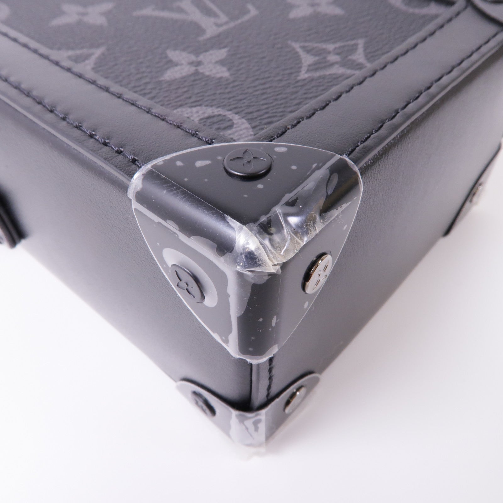 LOUIS VUITTON Monogram Eclipse Vertical Trunk Wearable Wallet肩背袋