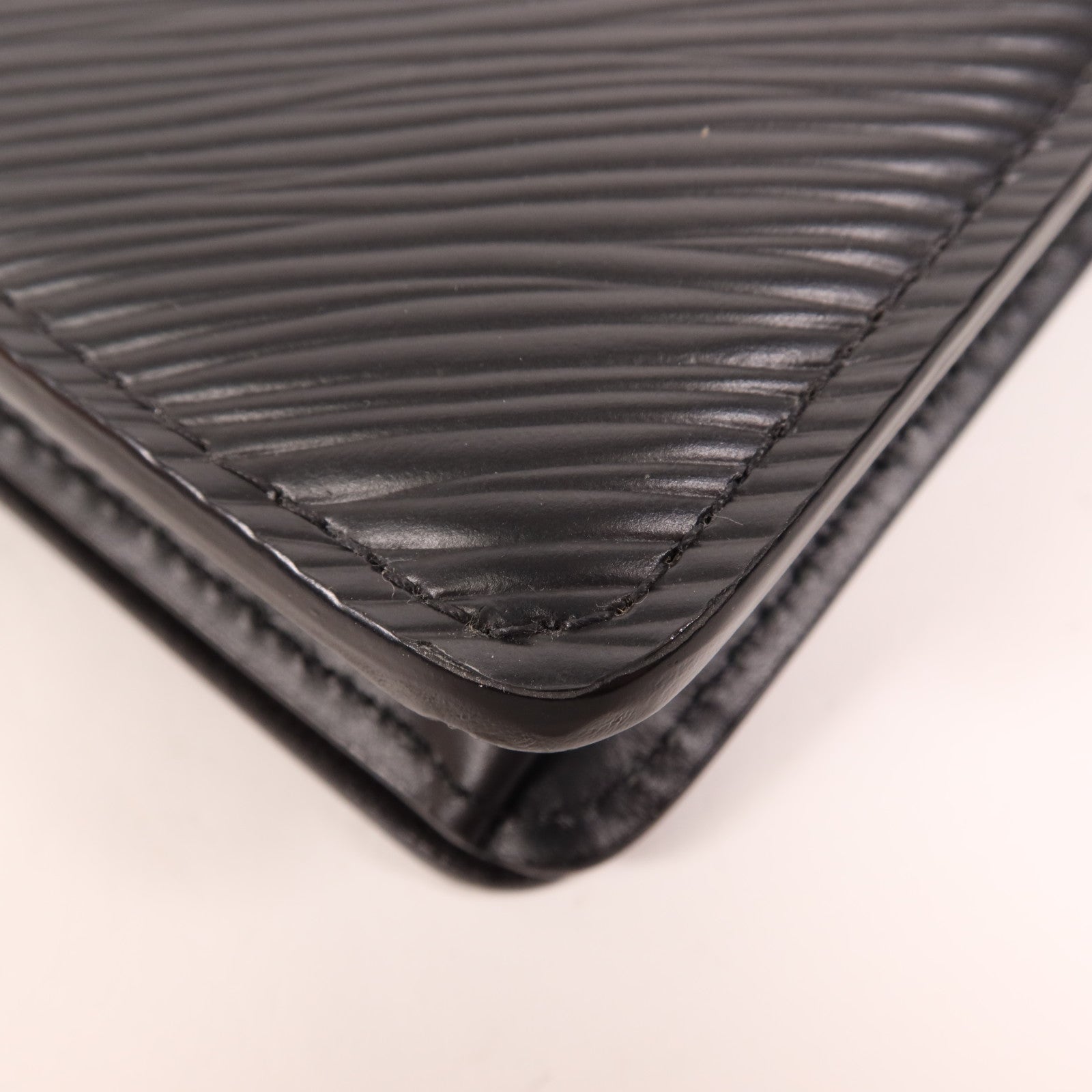 LOUIS VUITTON Epi Twist Shoulder Bag金扣鏈帶肩背袋