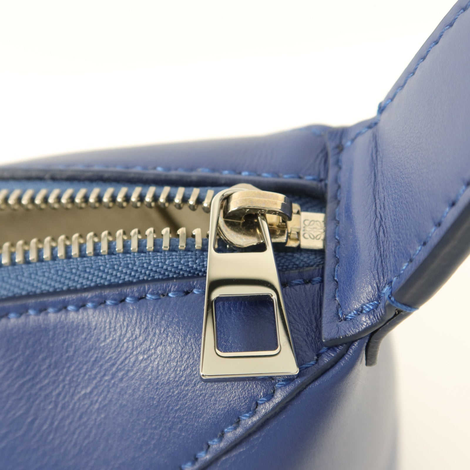 LOEWE 牛皮皮革Puzzle Fold Wash Bag手挽袋