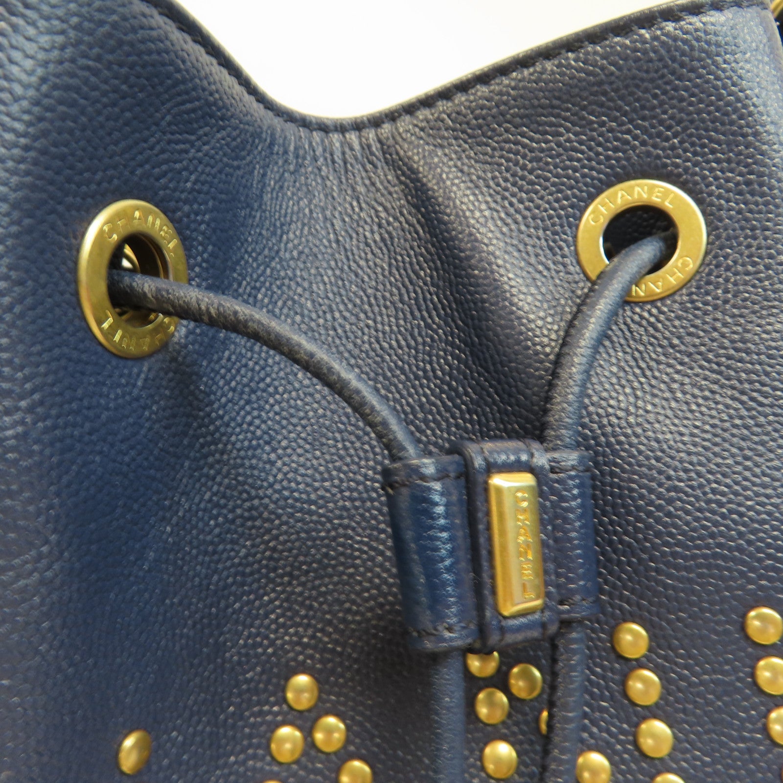 CHANEL Caviar皮革Bucket Bag金扣鏈帶肩背袋藍色