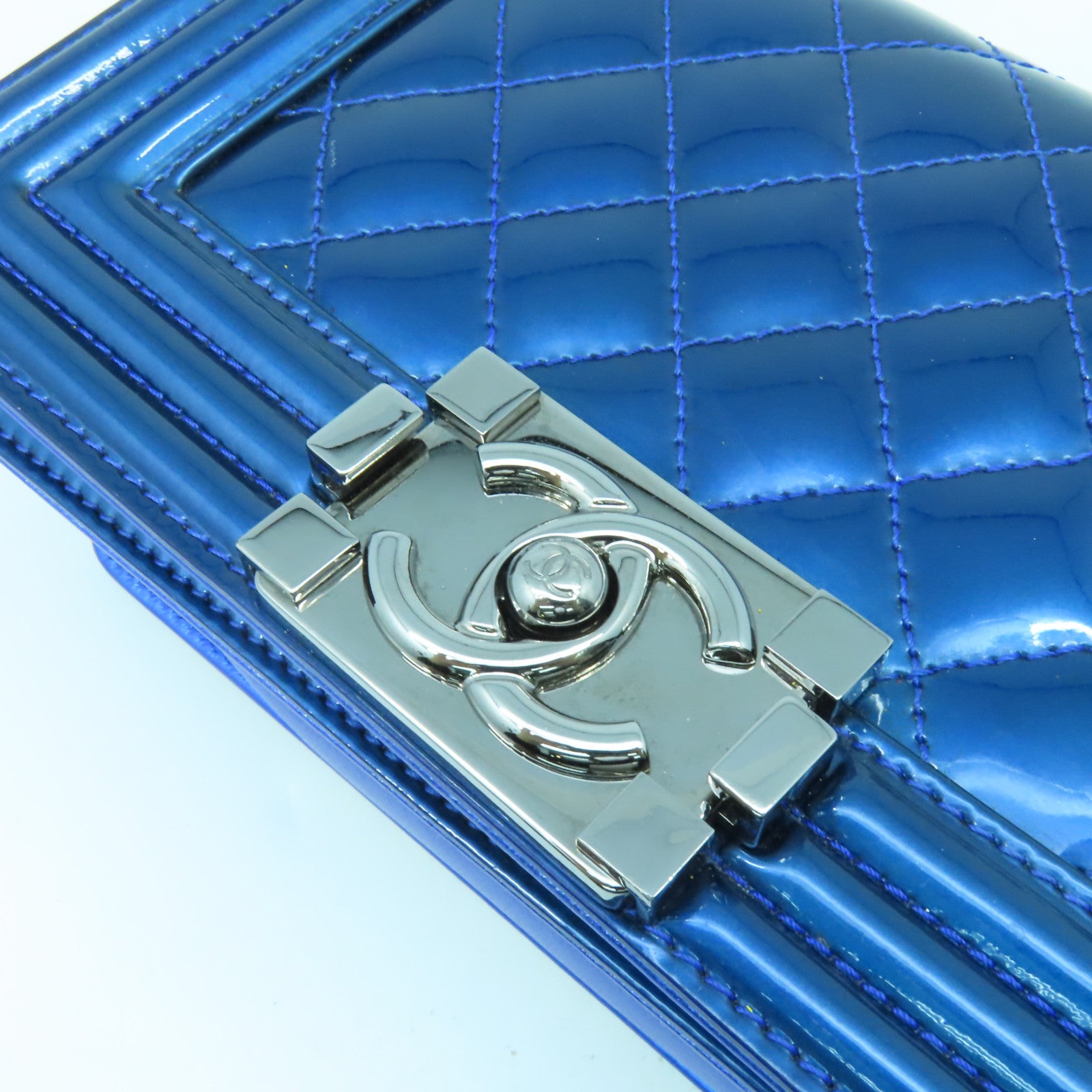CHANEL **【激減優惠】菱格漆皮皮革Boy Chanel銀扣鏈帶肩背袋藍色