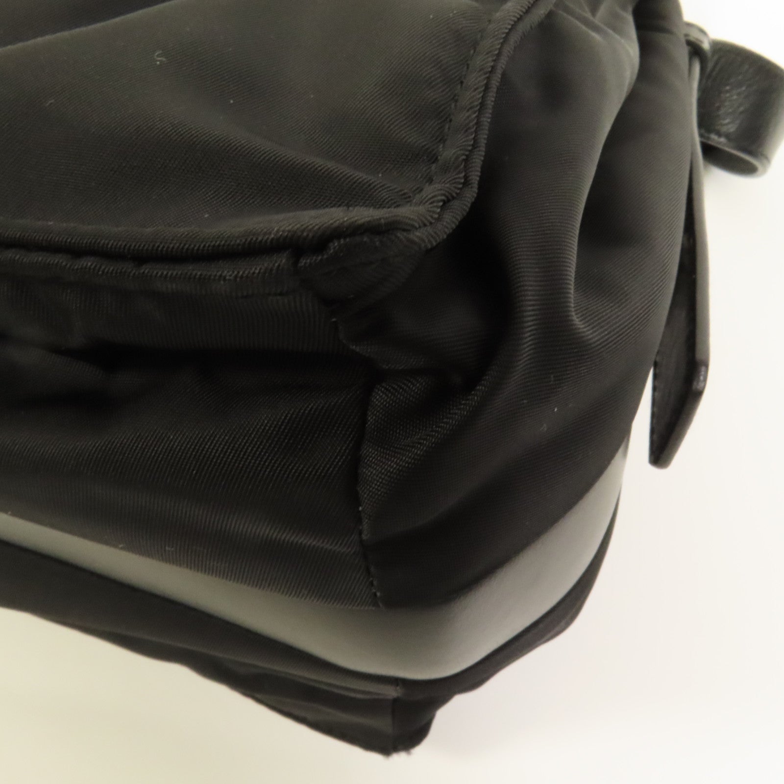 PRADA 尼龍Traveller Medium肩背袋