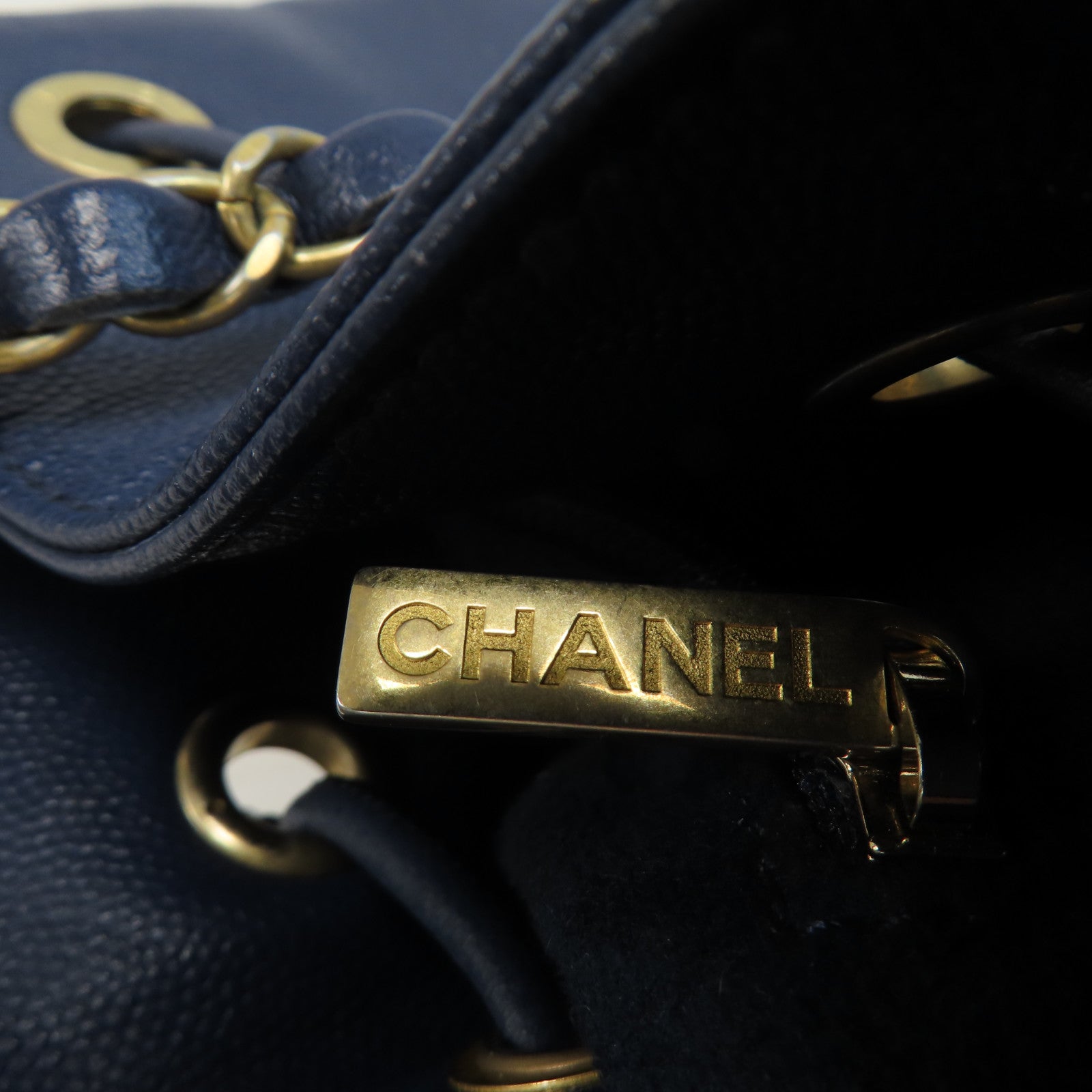 CHANEL Caviar皮革Bucket Bag金扣鏈帶肩背袋藍色