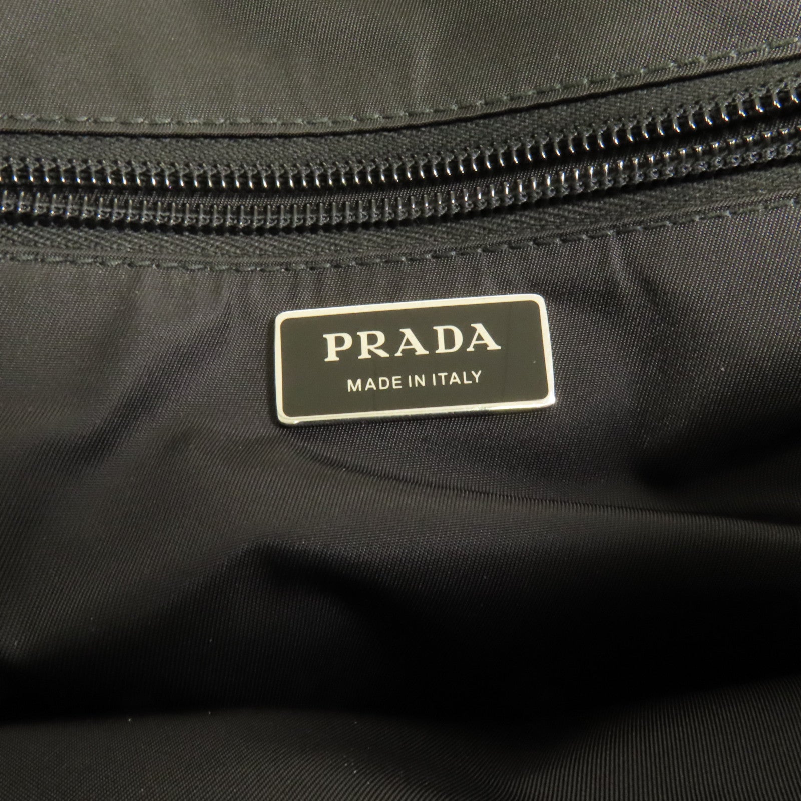 PRADA 尼龍Traveller Medium肩背袋