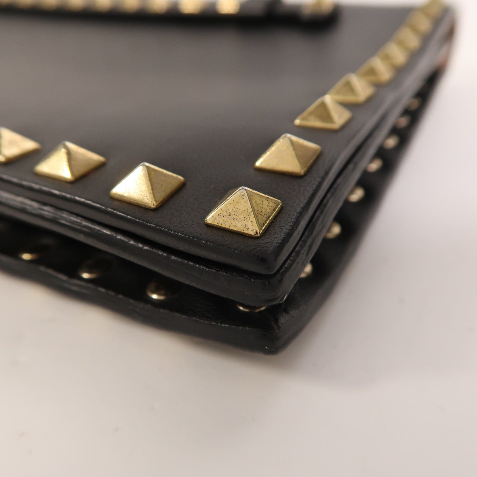 Valentino 牛皮皮革Garavani Rockstud Clutch金扣手拿包