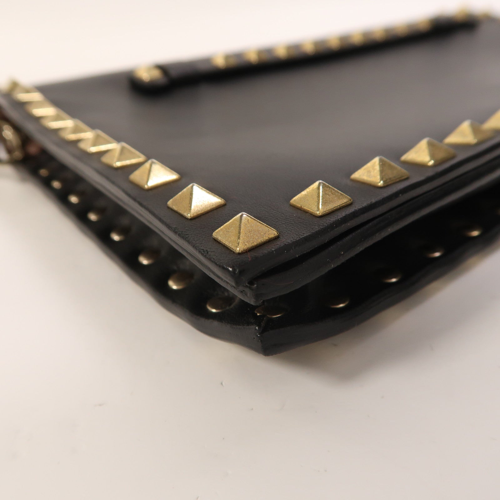 Valentino 牛皮皮革Garavani Rockstud Clutch金扣手拿包