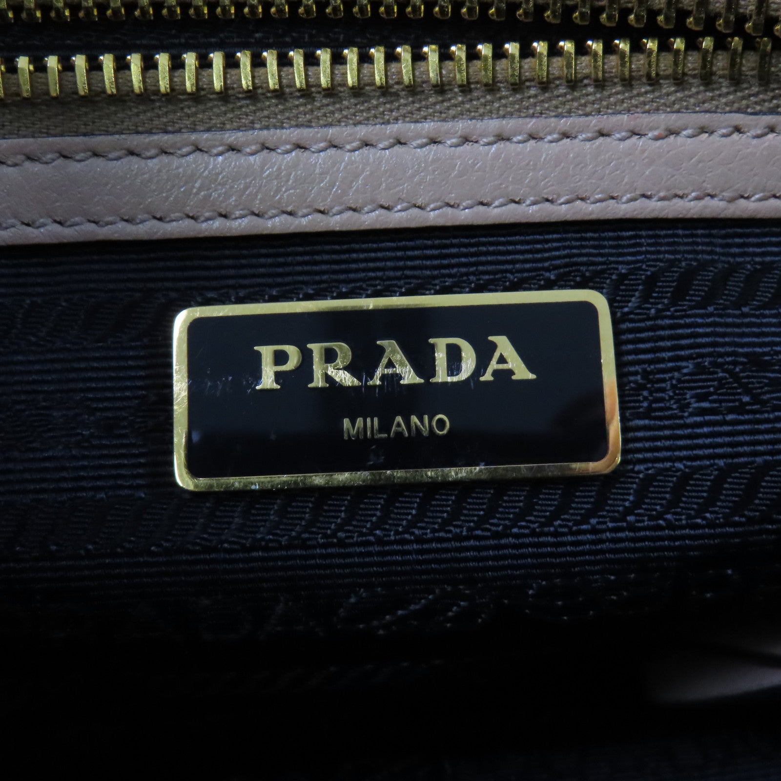 PRADA 牛皮皮革Camera Bag金扣件肩背袋