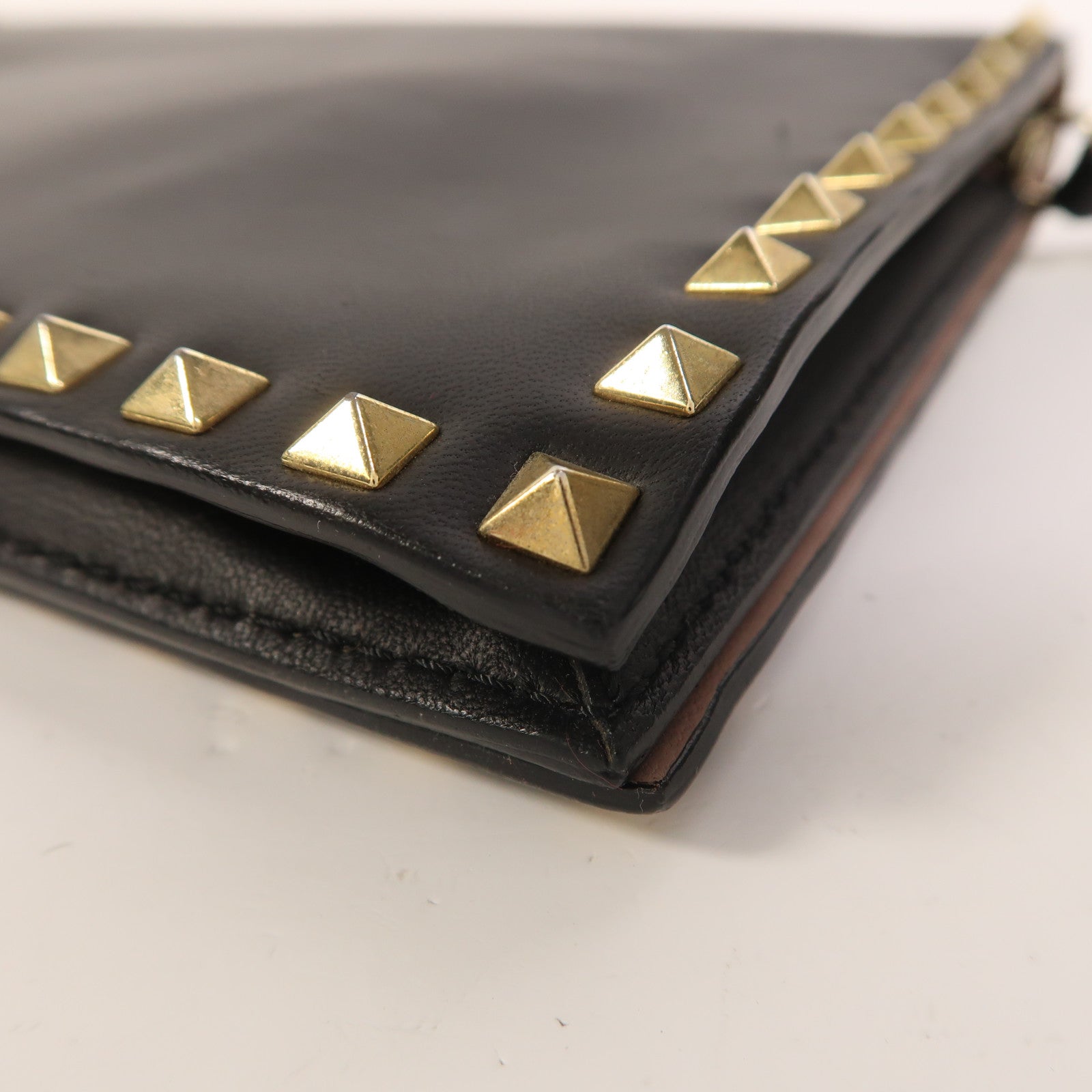 Valentino 牛皮皮革Garavani Rockstud Clutch金扣手拿包