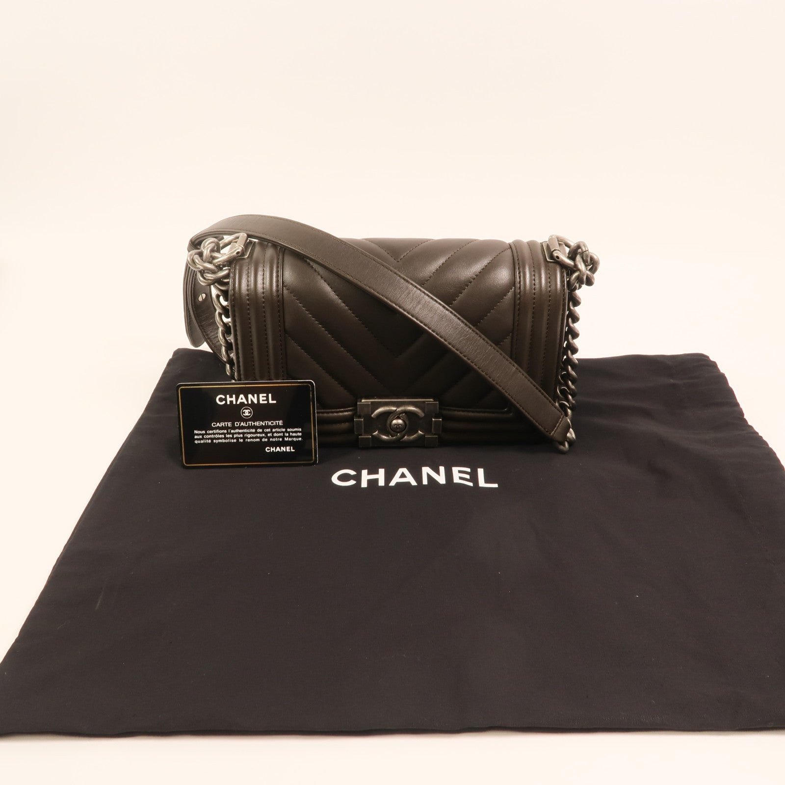 CHANEL 牛皮皮革Boy 20銀扣鏈帶肩背袋