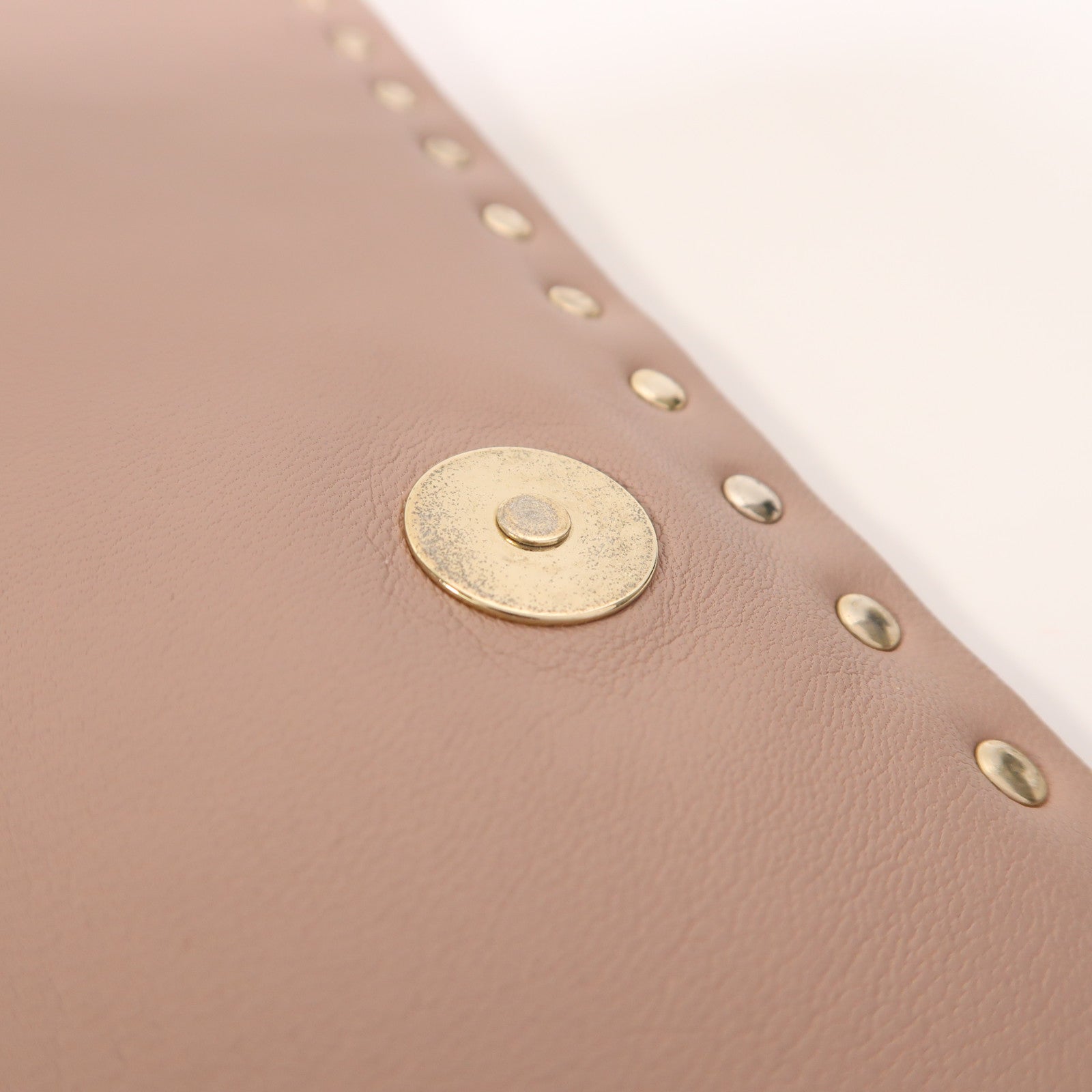 Valentino 牛皮皮革Garavani Rockstud Clutch金扣手拿包