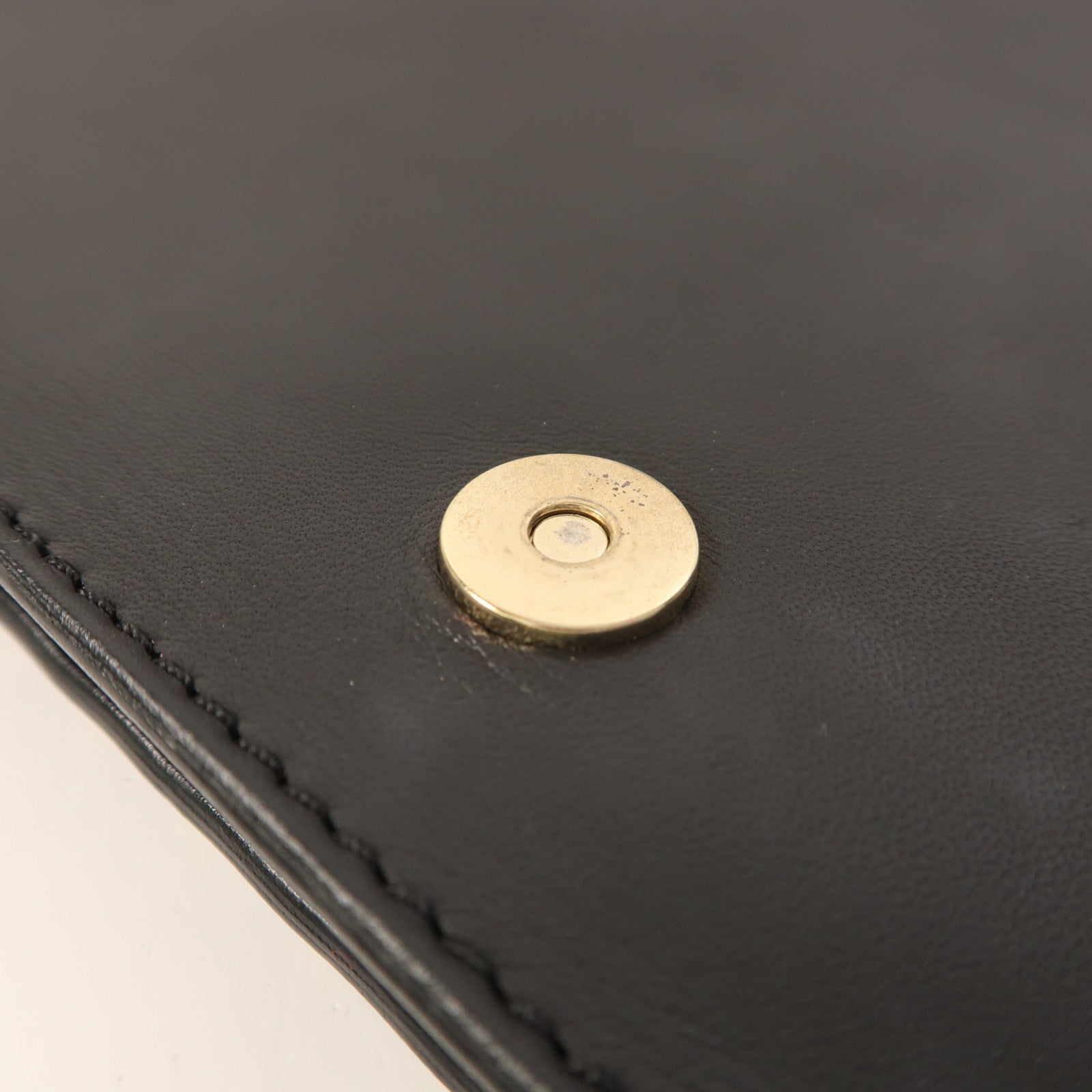 Valentino 牛皮皮革Garavani Rockstud Clutch金扣手拿包