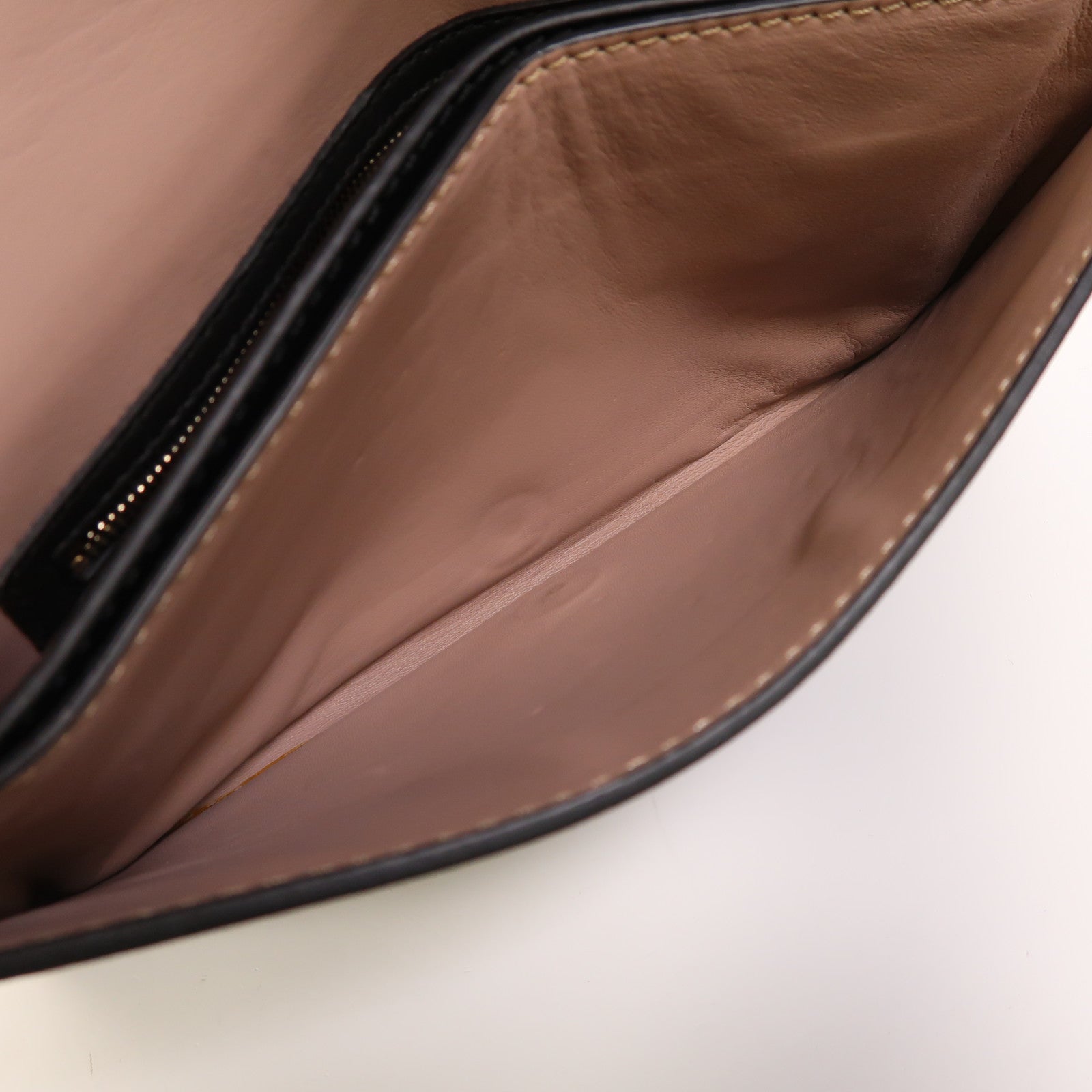 Valentino 牛皮皮革Garavani Rockstud Clutch金扣手拿包