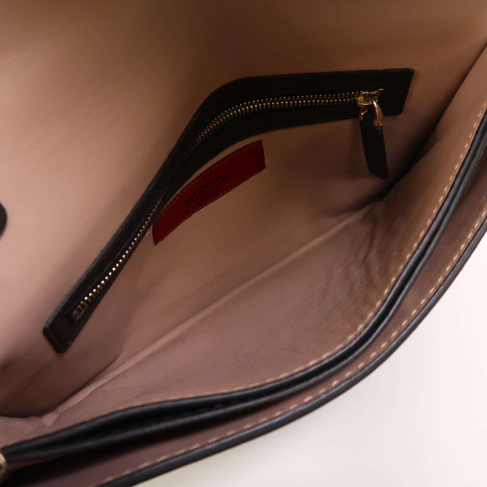 Valentino 牛皮皮革Garavani Rockstud Clutch金扣手拿包