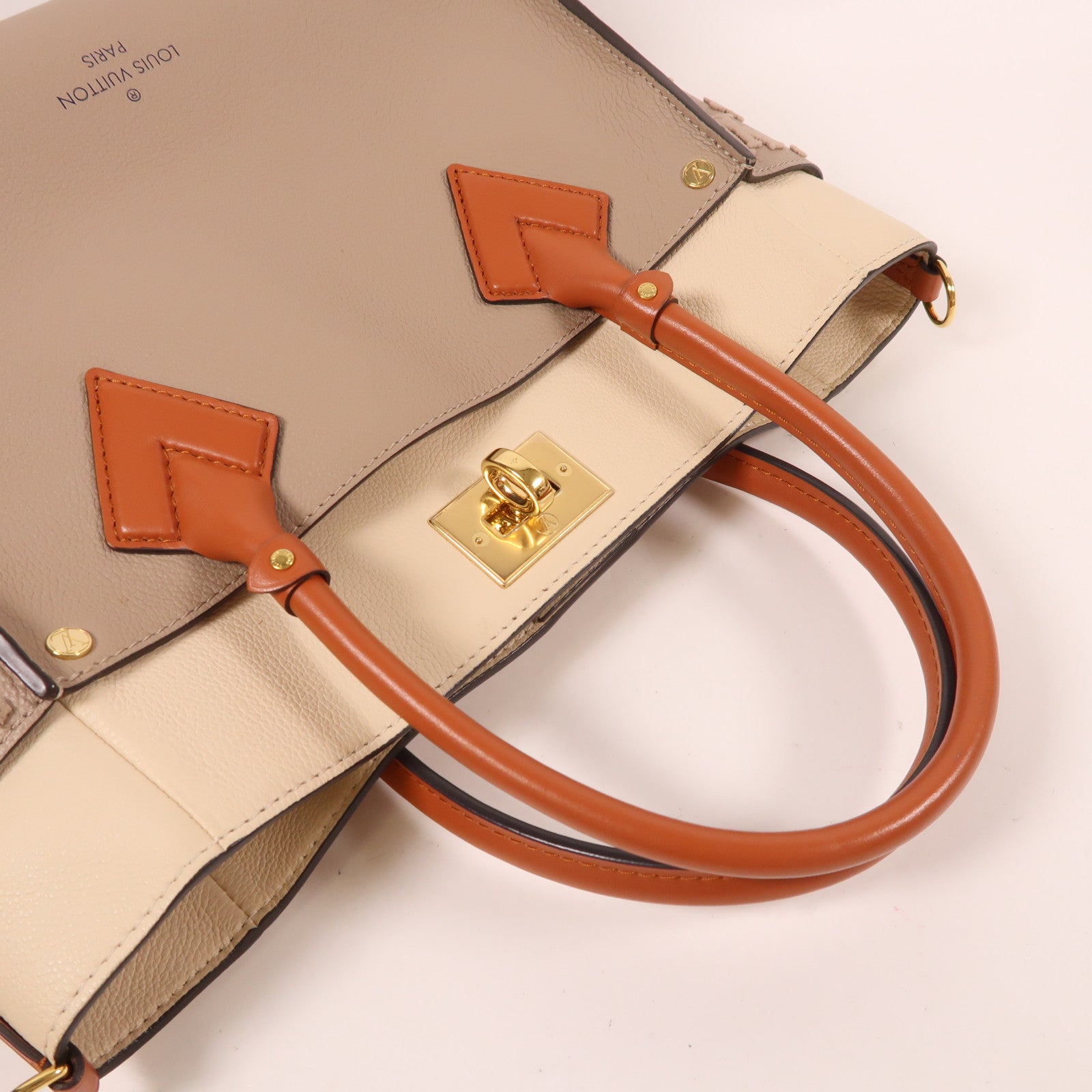 LOUIS VUITTON 牛皮皮革On My Side MM金扣手挽袋