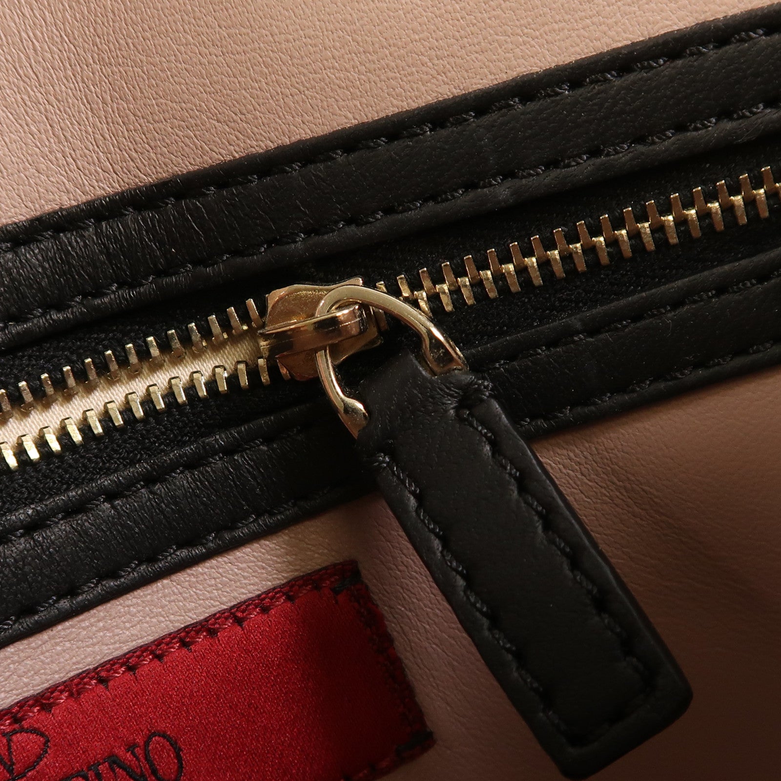 Valentino 牛皮皮革Garavani Rockstud Clutch金扣手拿包