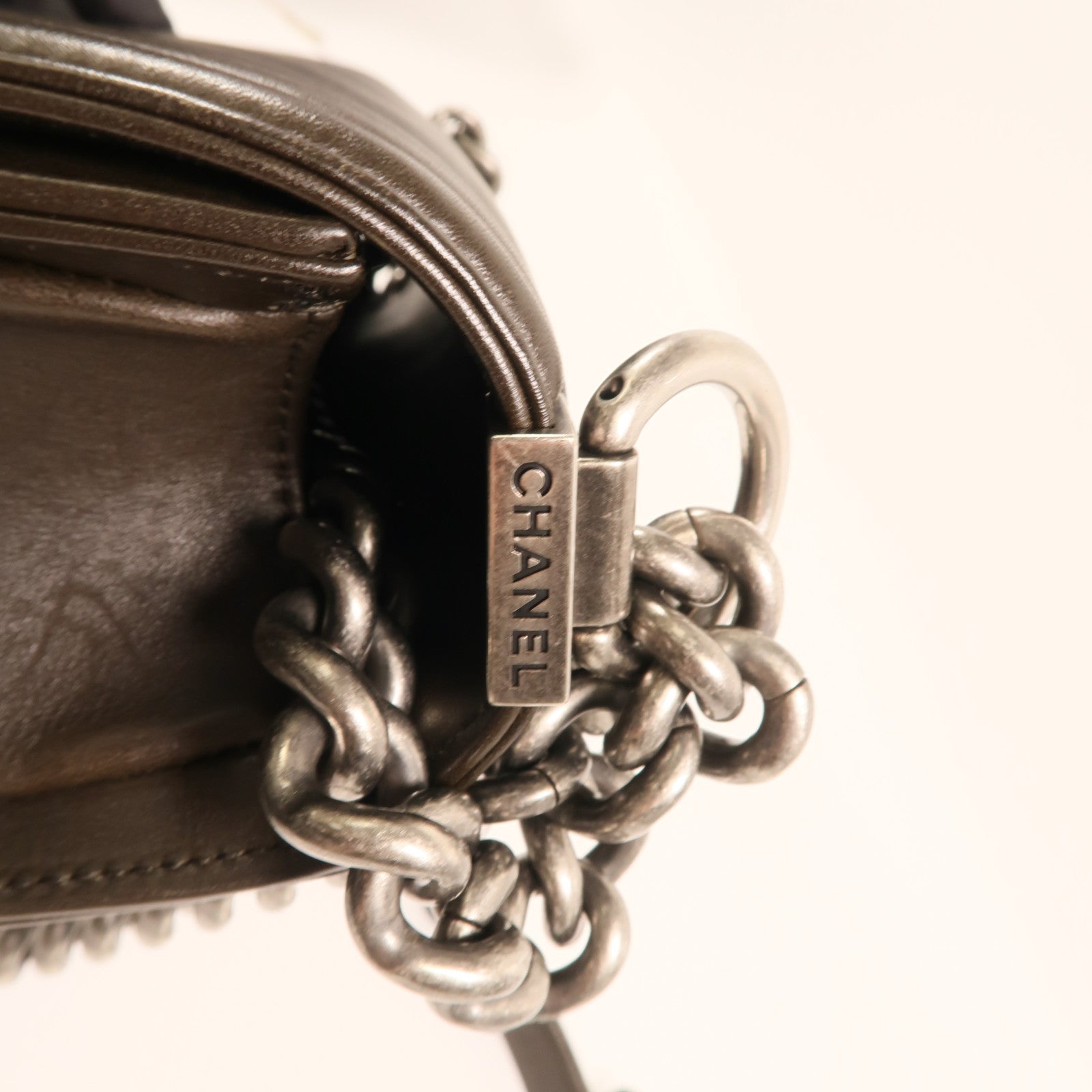 CHANEL 牛皮皮革Boy 20銀扣鏈帶肩背袋