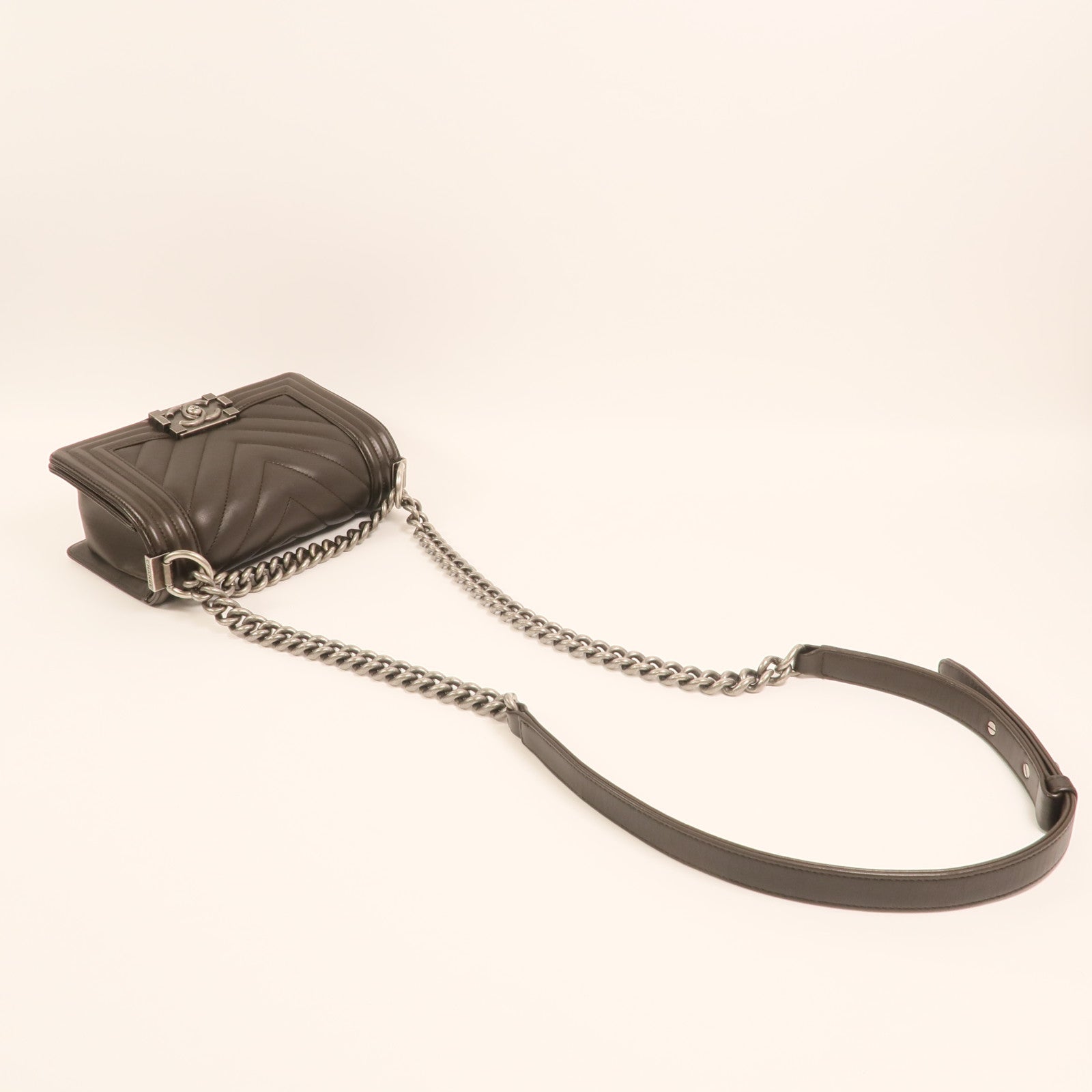 CHANEL 牛皮皮革Boy 20銀扣鏈帶肩背袋