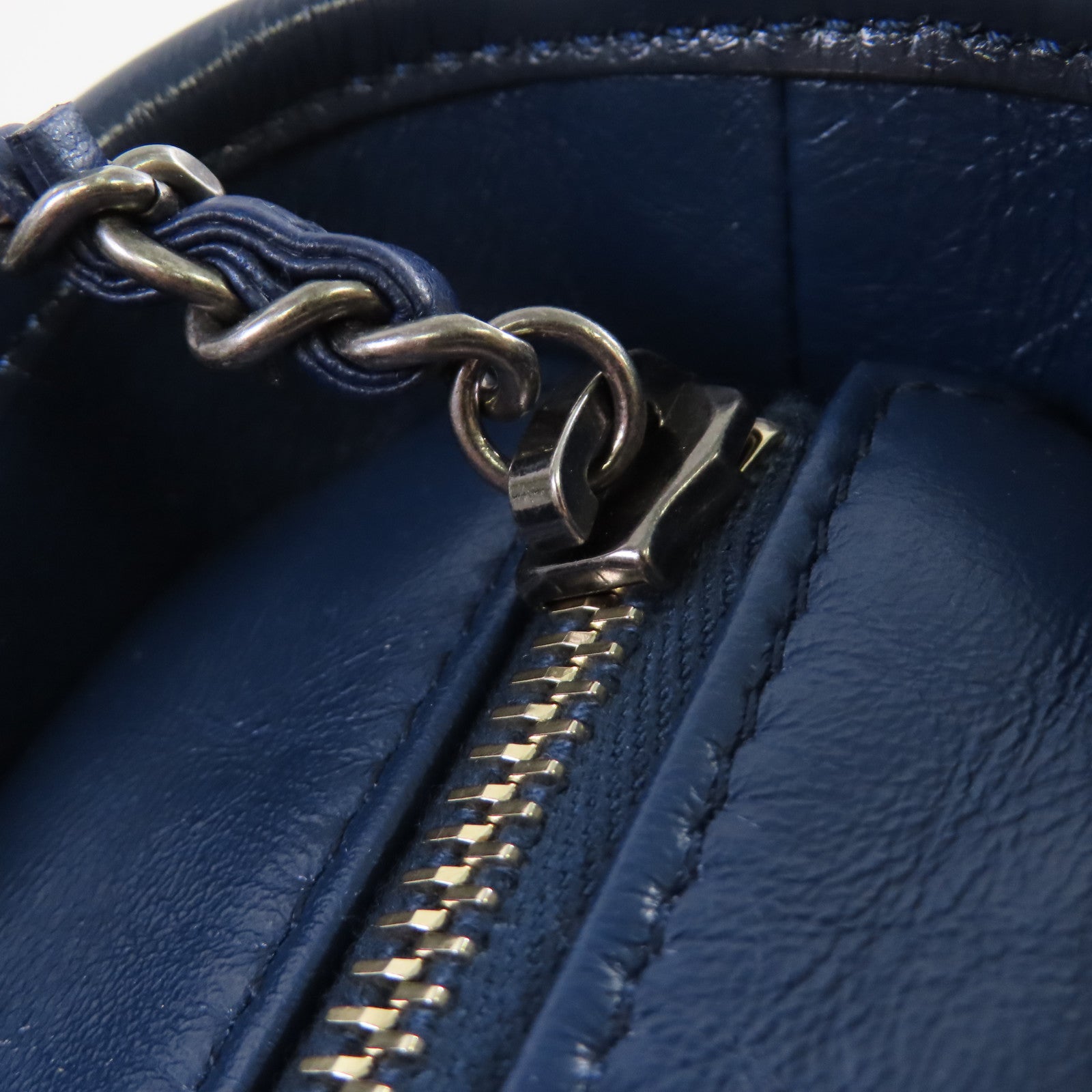 CHANEL 菱格牛皮皮革Gabrielle Medium Chain Shoulder Bag鏈帶肩背袋藍色/黑色